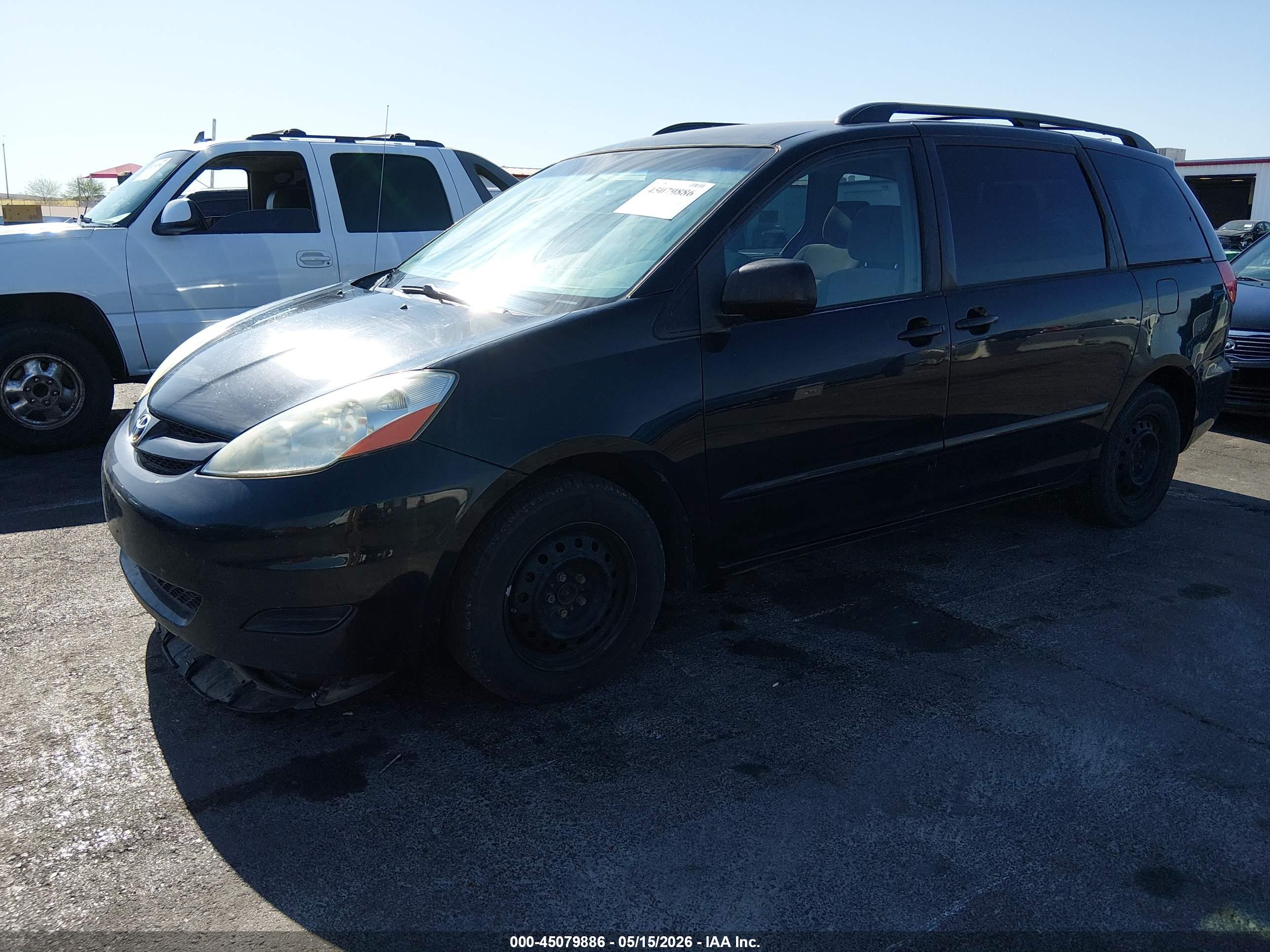 TOYOTA SIENNA image 2
