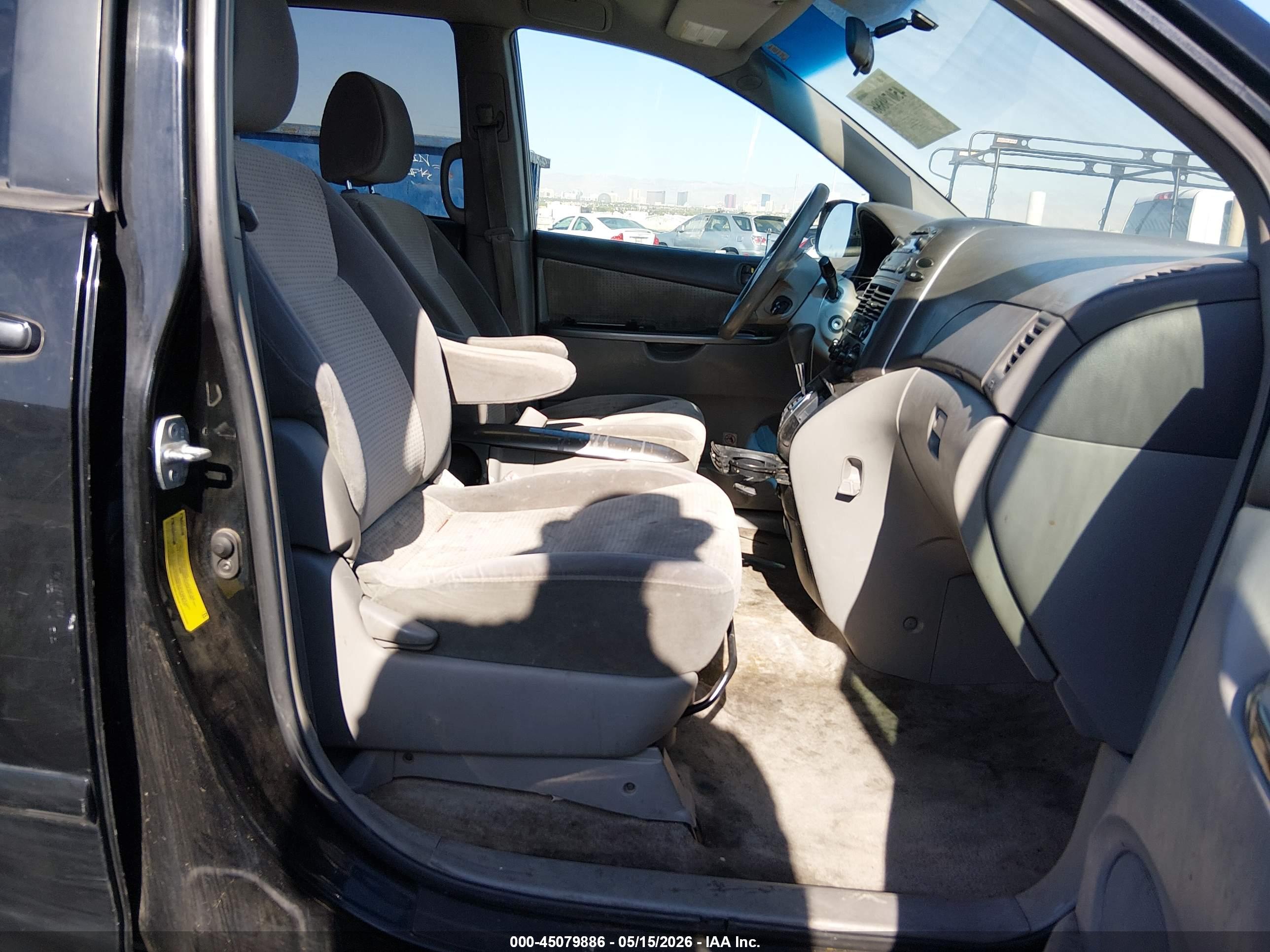 TOYOTA SIENNA image 5