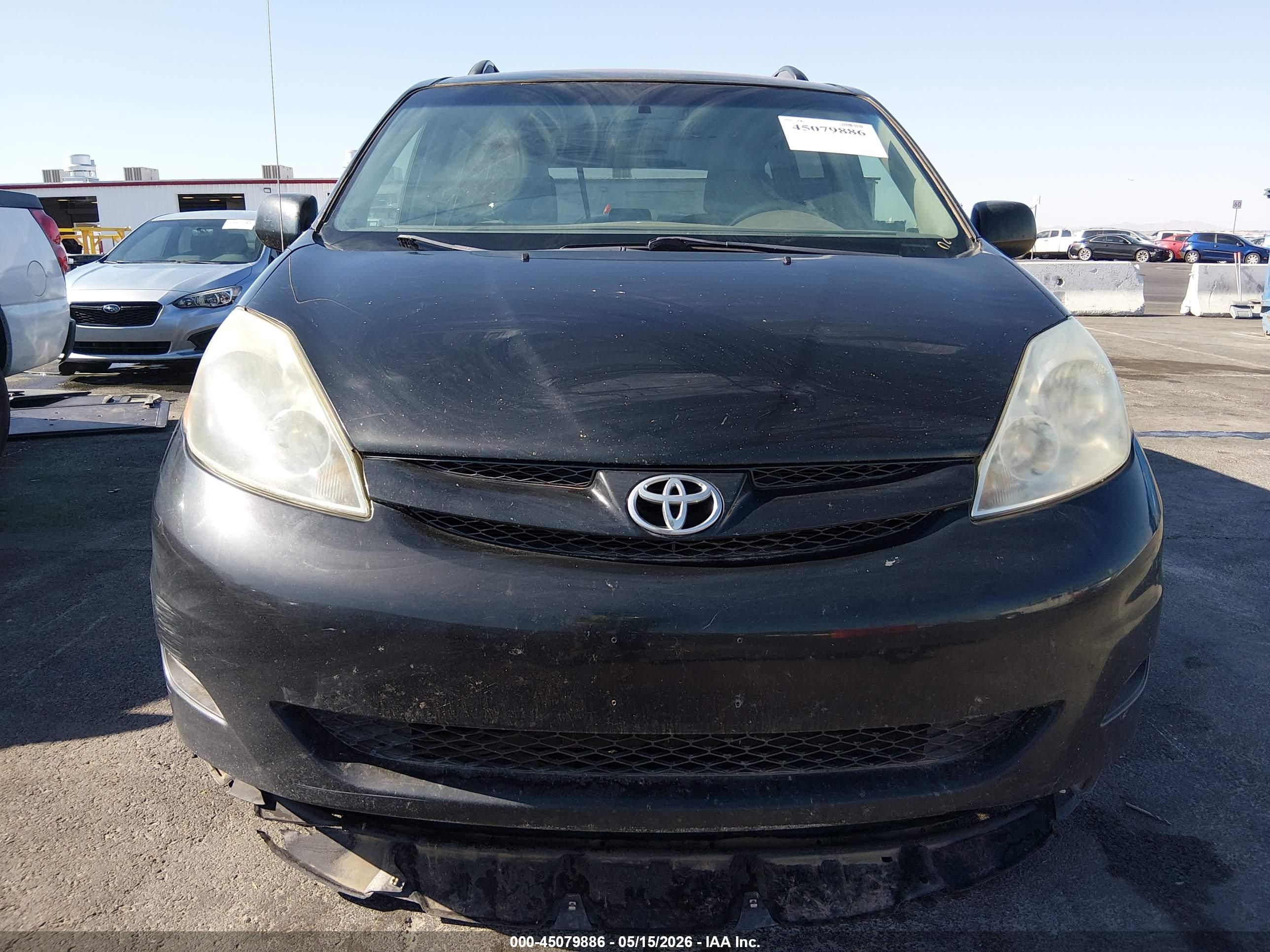 TOYOTA SIENNA image 6