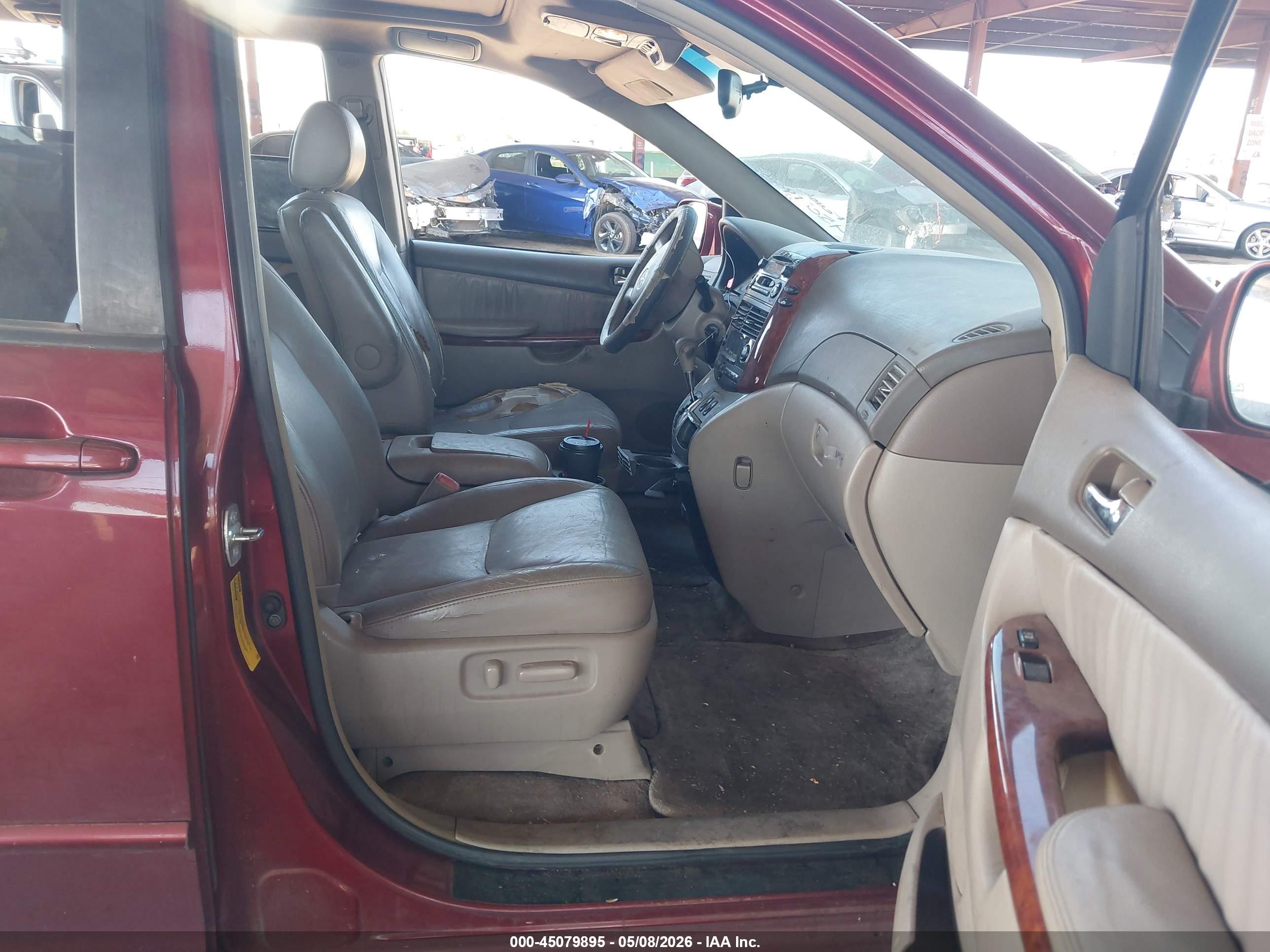 TOYOTA SIENNA image 5