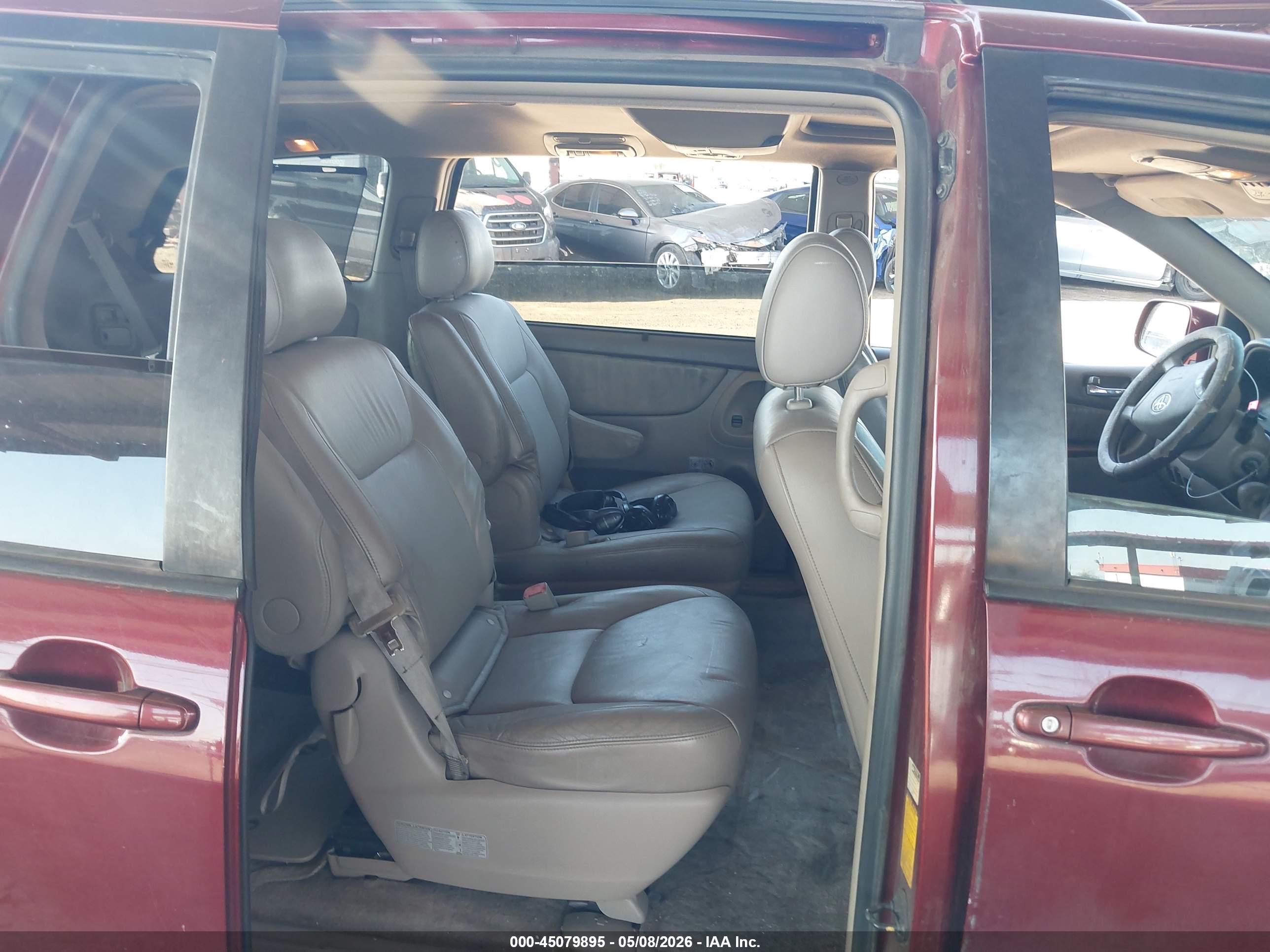 TOYOTA SIENNA image 8