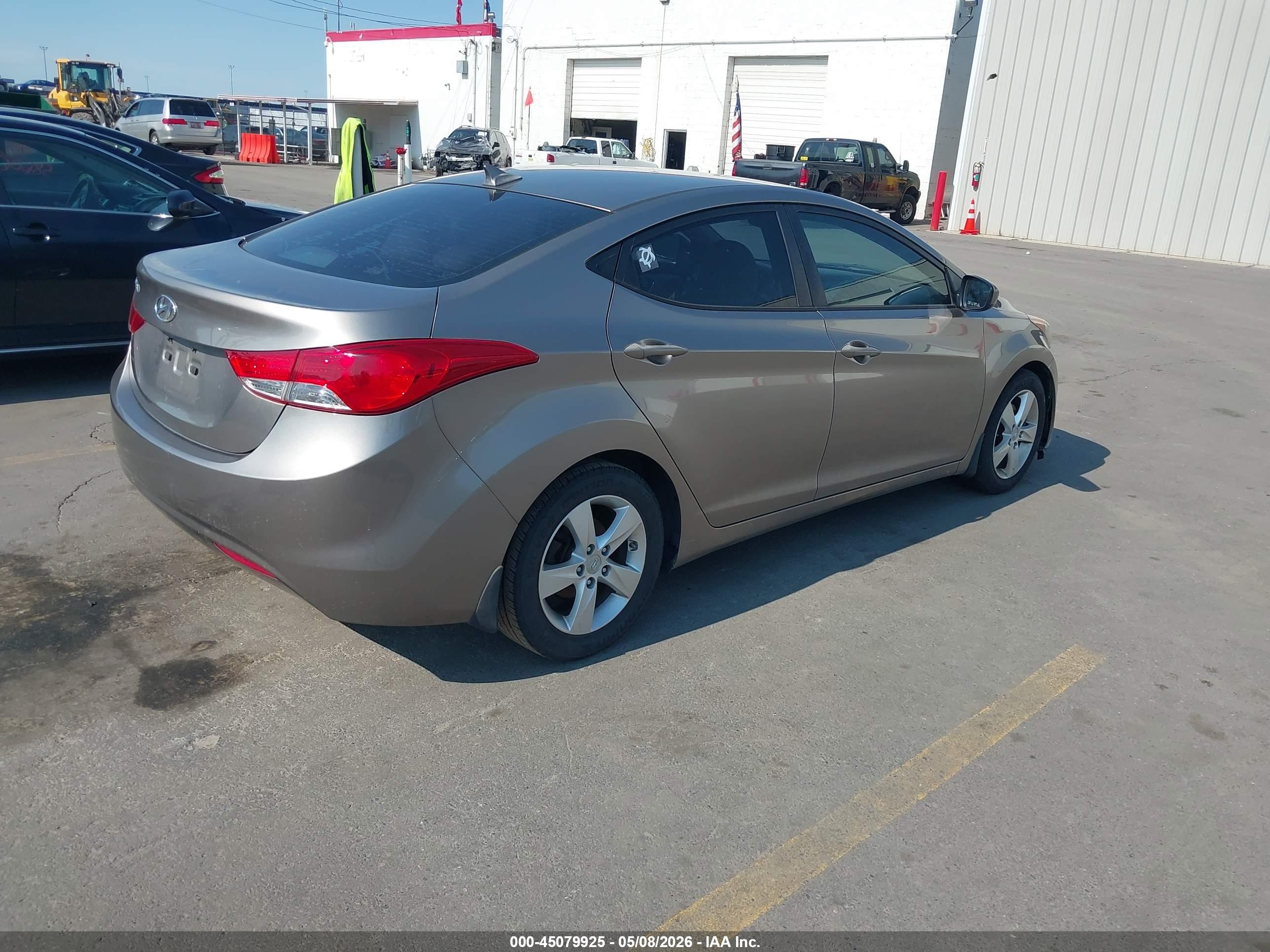 HYUNDAI ELANTRA image 4
