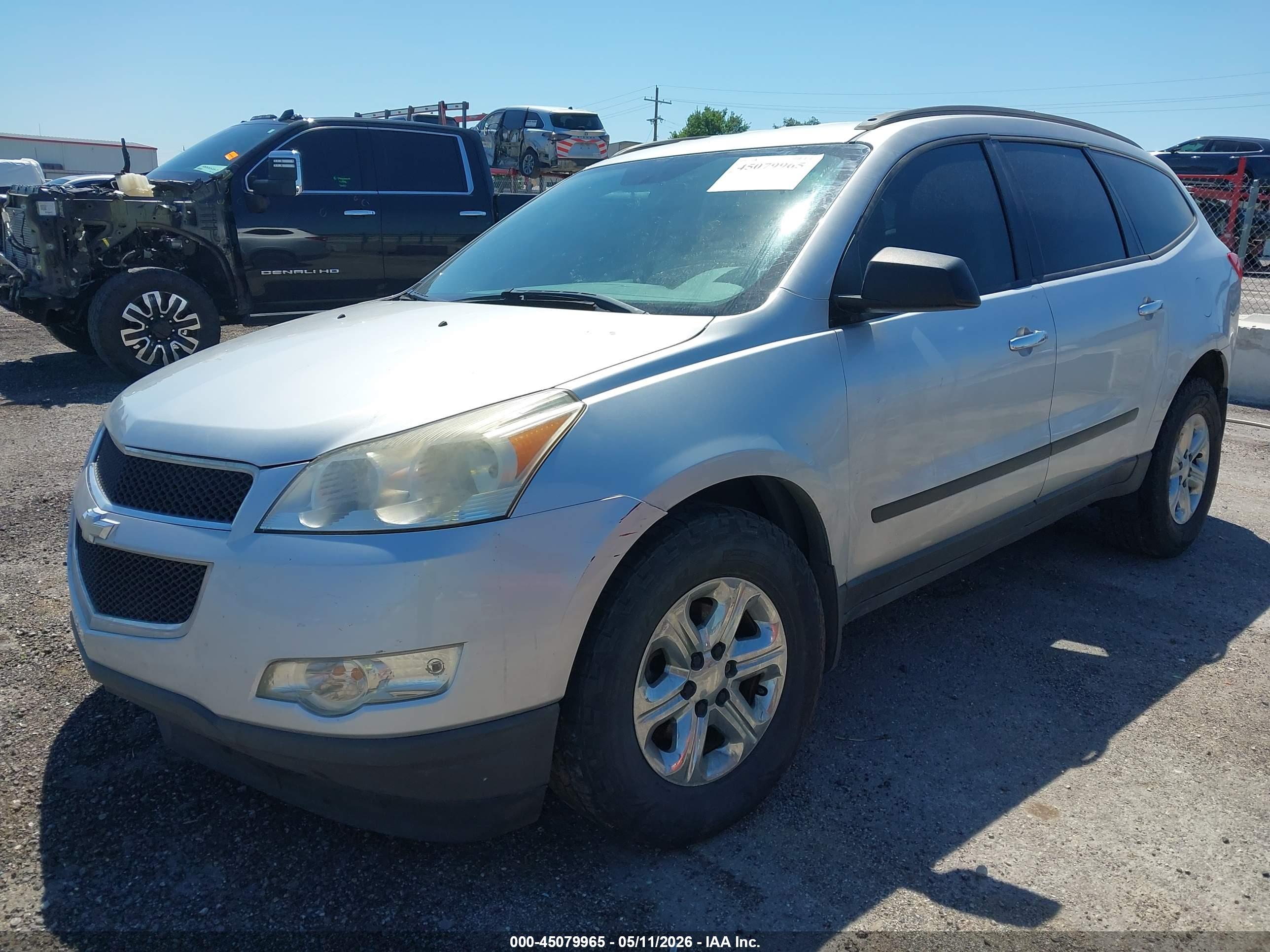 CHEVROLET TRAVERSE image 2