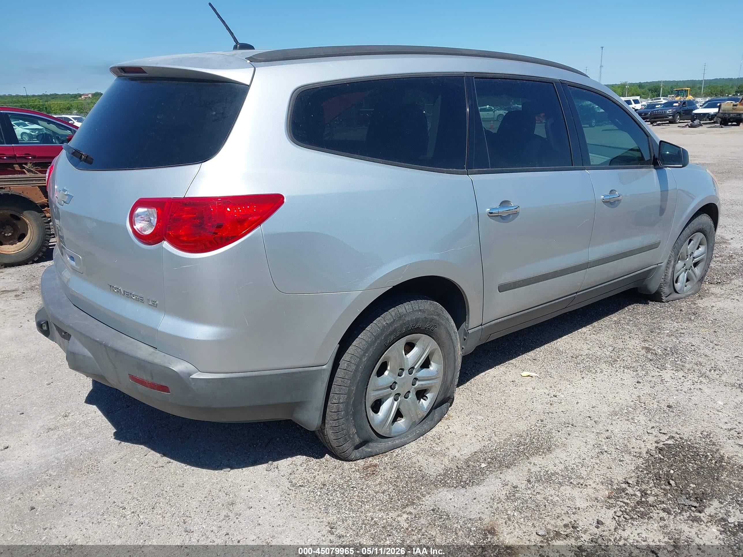 CHEVROLET TRAVERSE image 4