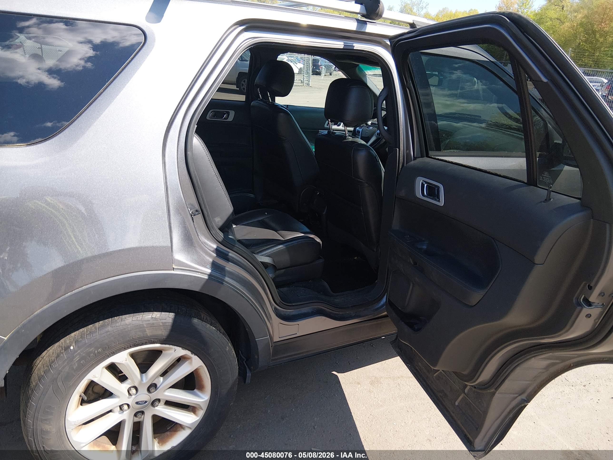 FORD EXPLORER image 8