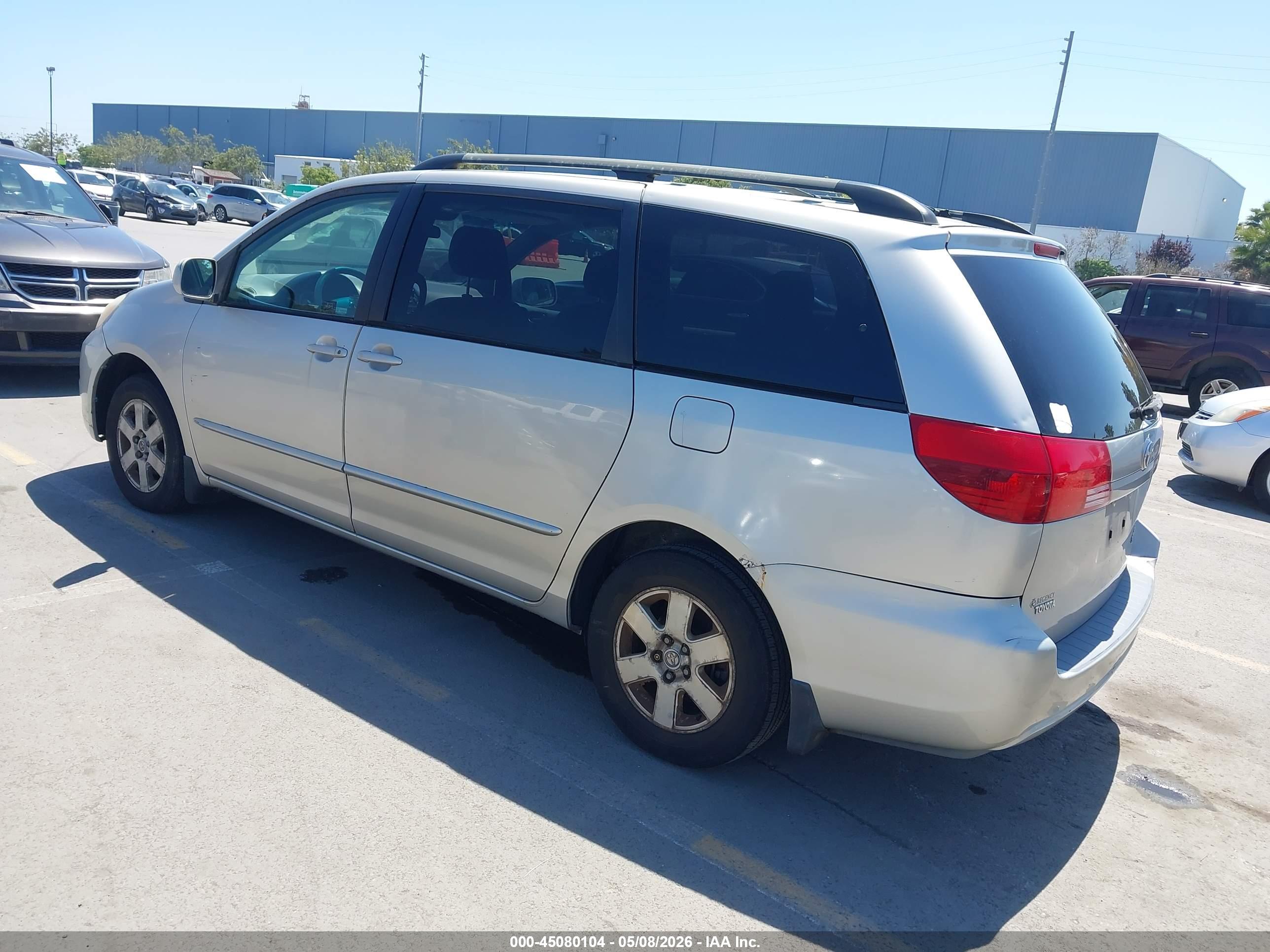 TOYOTA SIENNA image 3