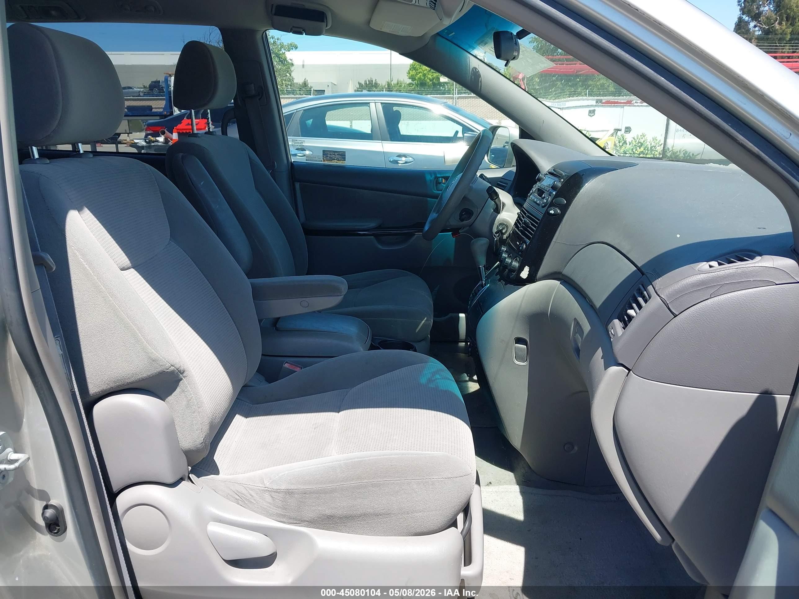 TOYOTA SIENNA image 5