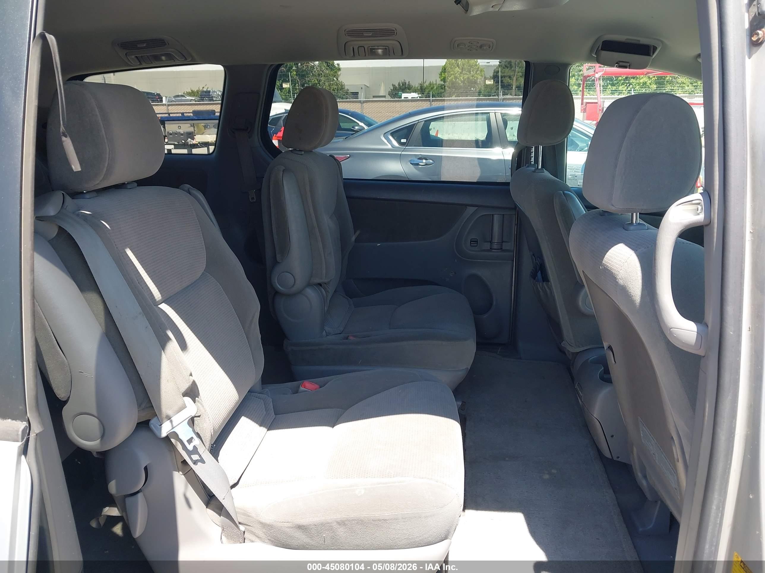TOYOTA SIENNA image 8