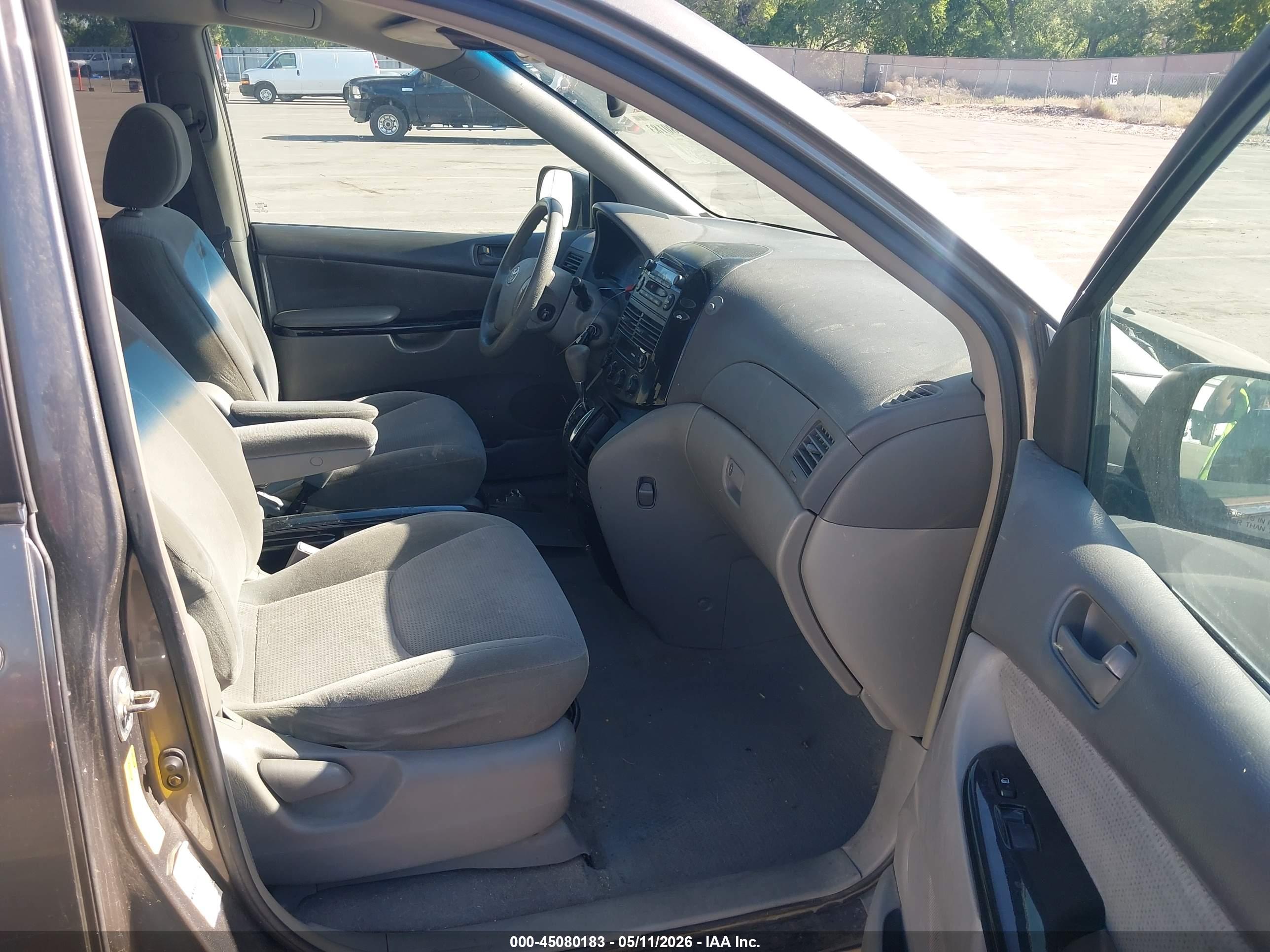 TOYOTA SIENNA image 5
