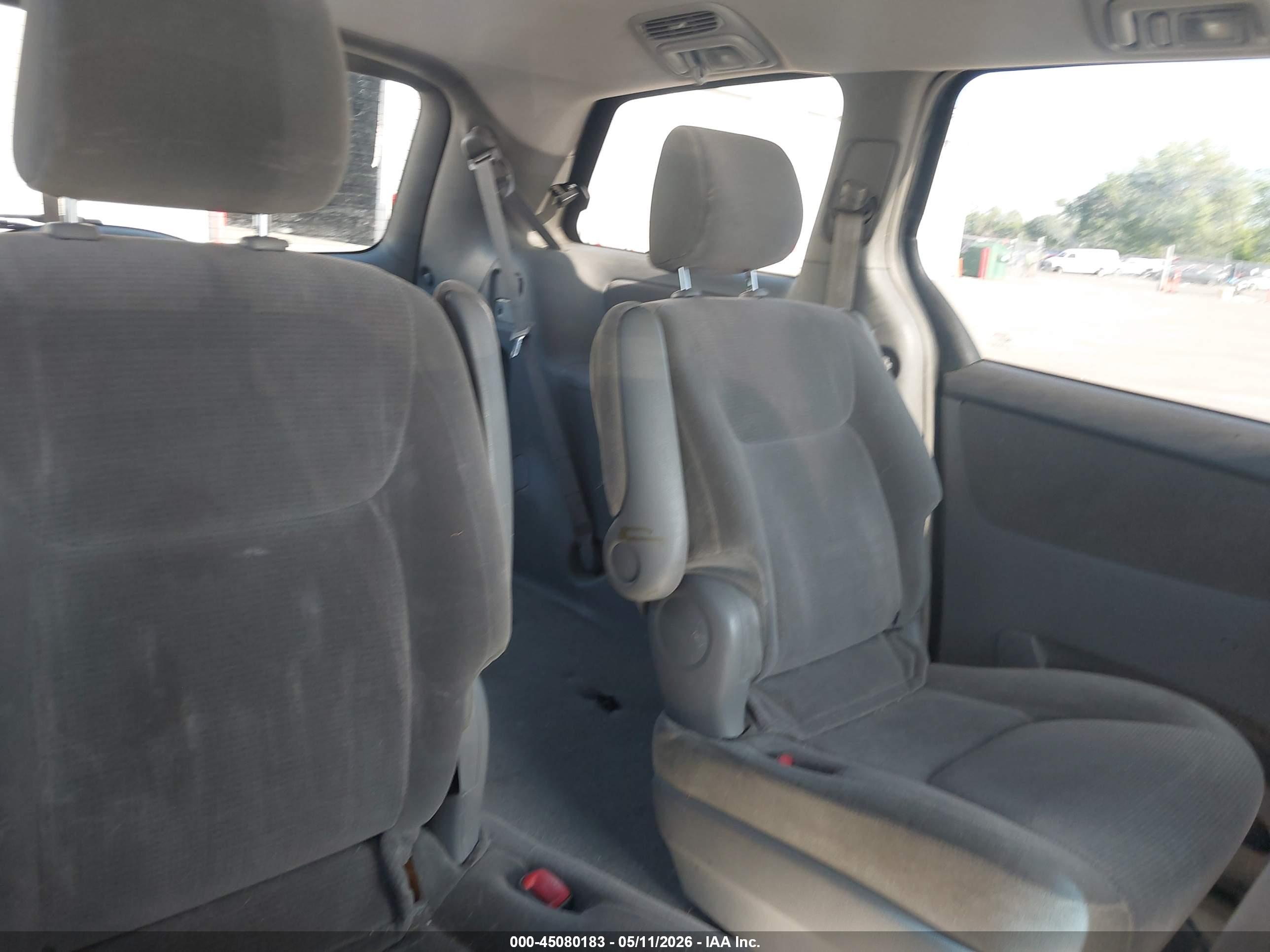 TOYOTA SIENNA image 8