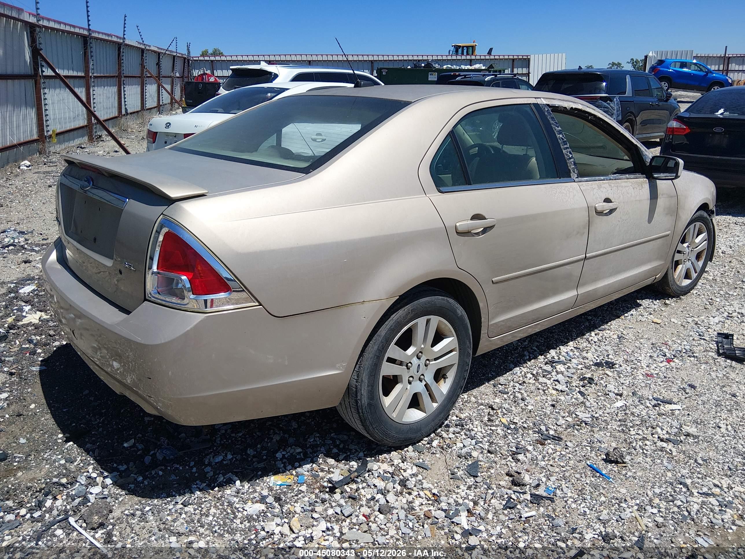 FORD FUSION image 4