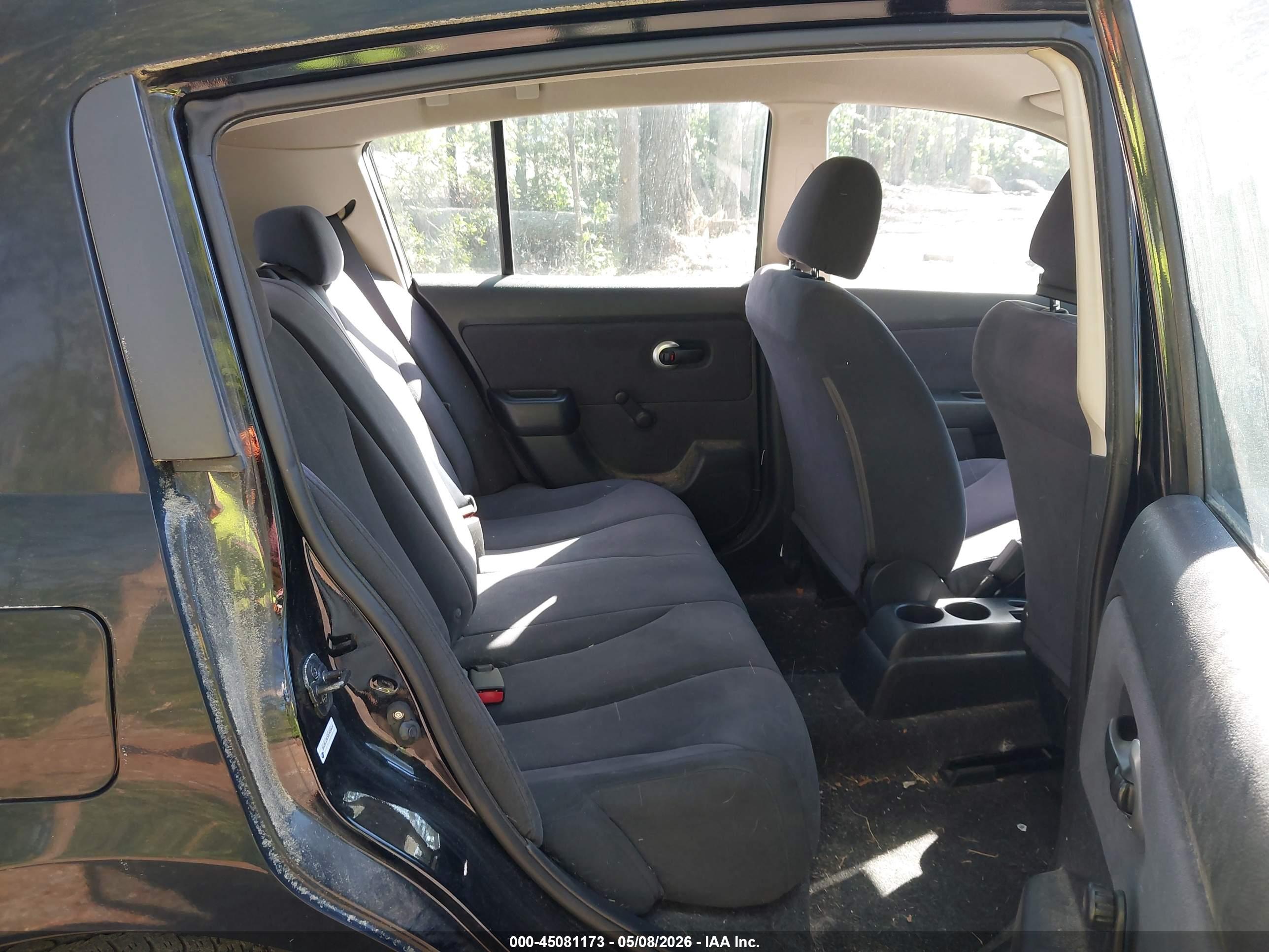 NISSAN VERSA image 8