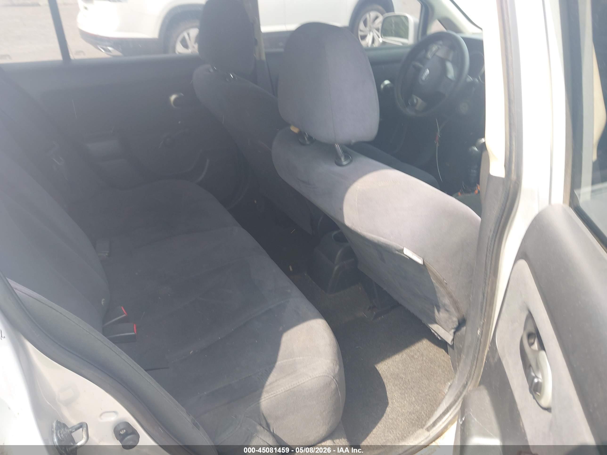 NISSAN VERSA image 8