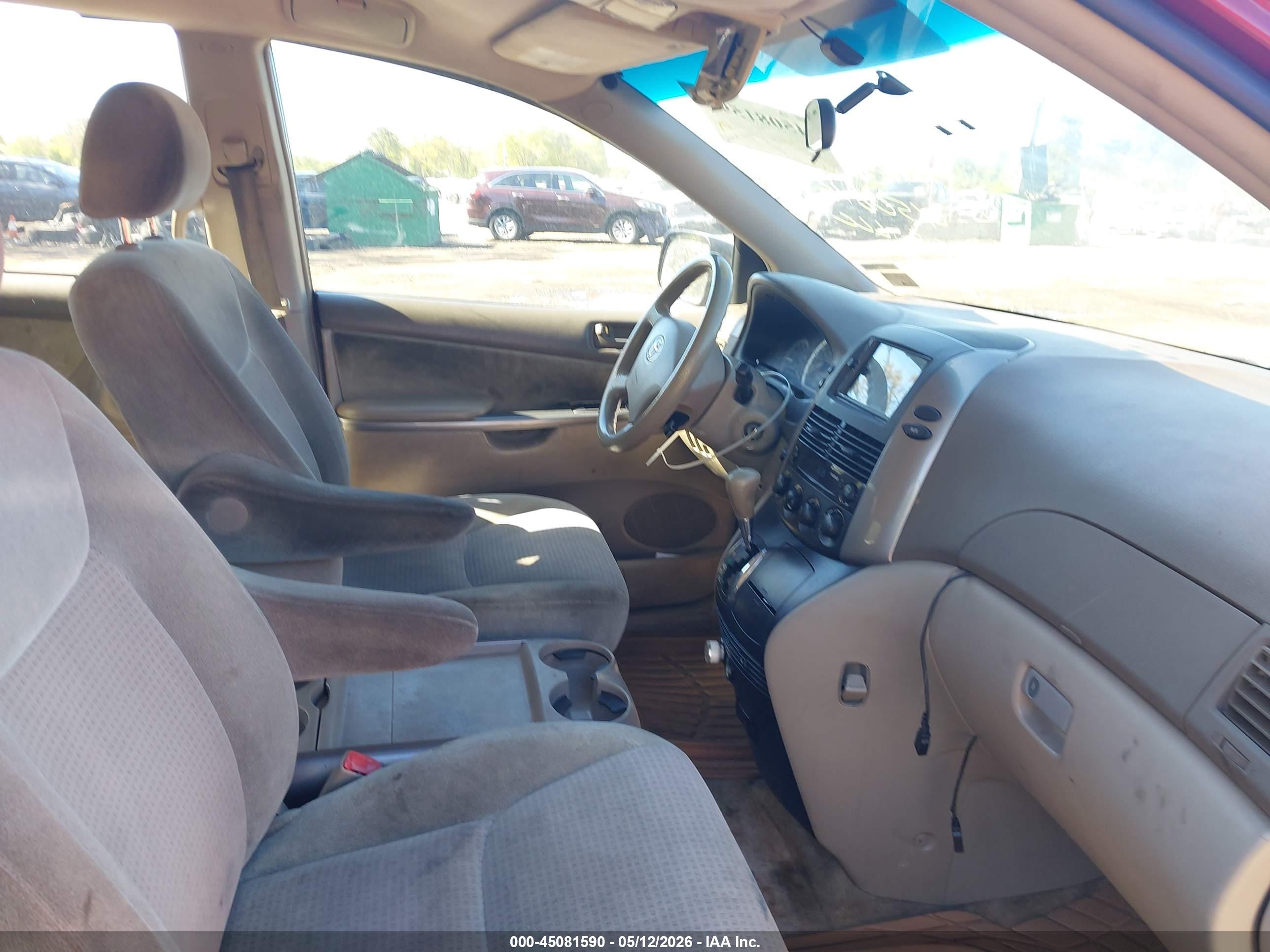 TOYOTA SIENNA image 5