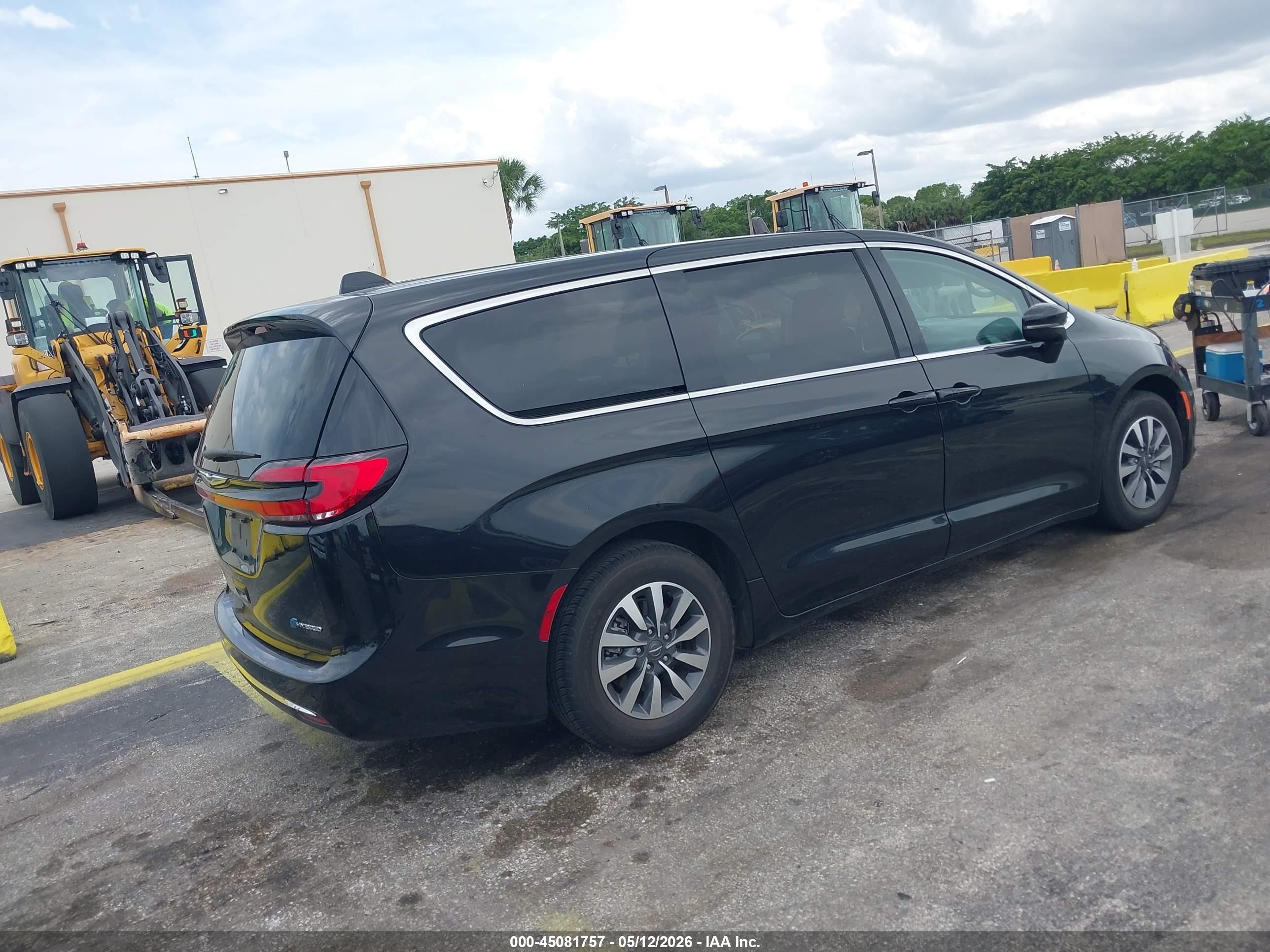 CHRYSLER PACIFICA image 4