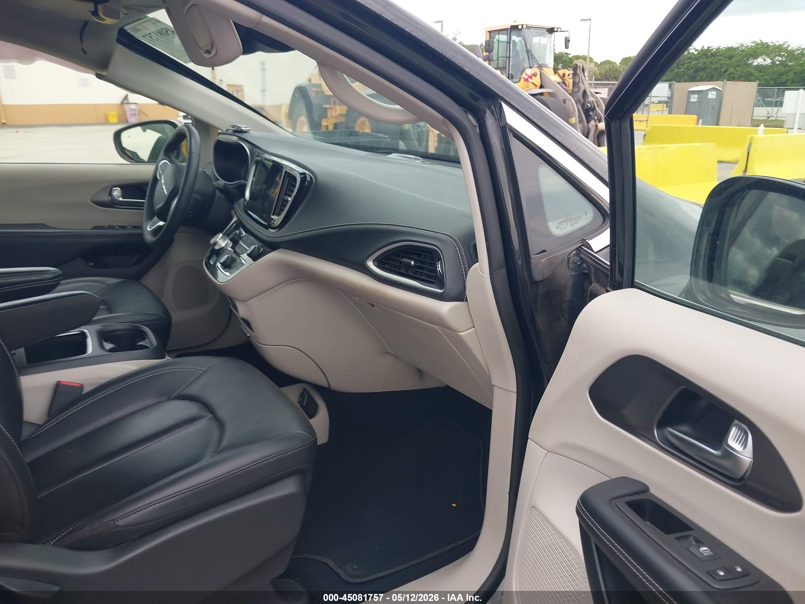 CHRYSLER PACIFICA image 5