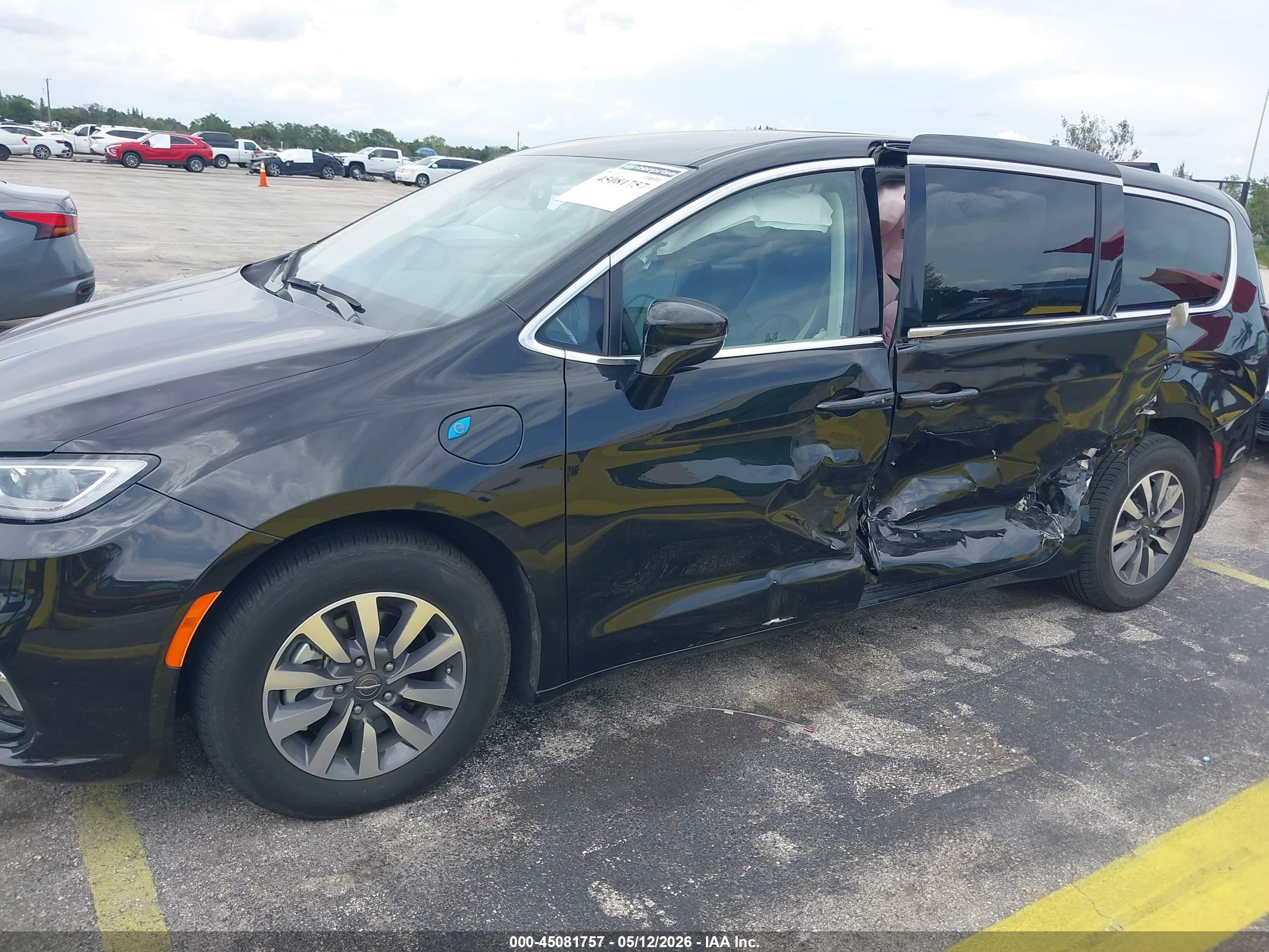 CHRYSLER PACIFICA image 6