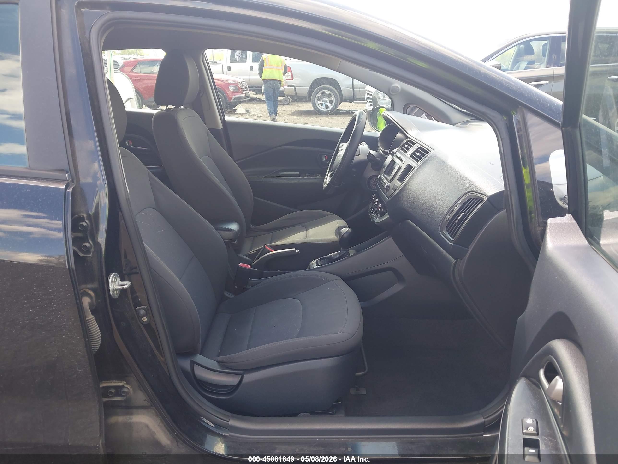KIA RIO5 image 5
