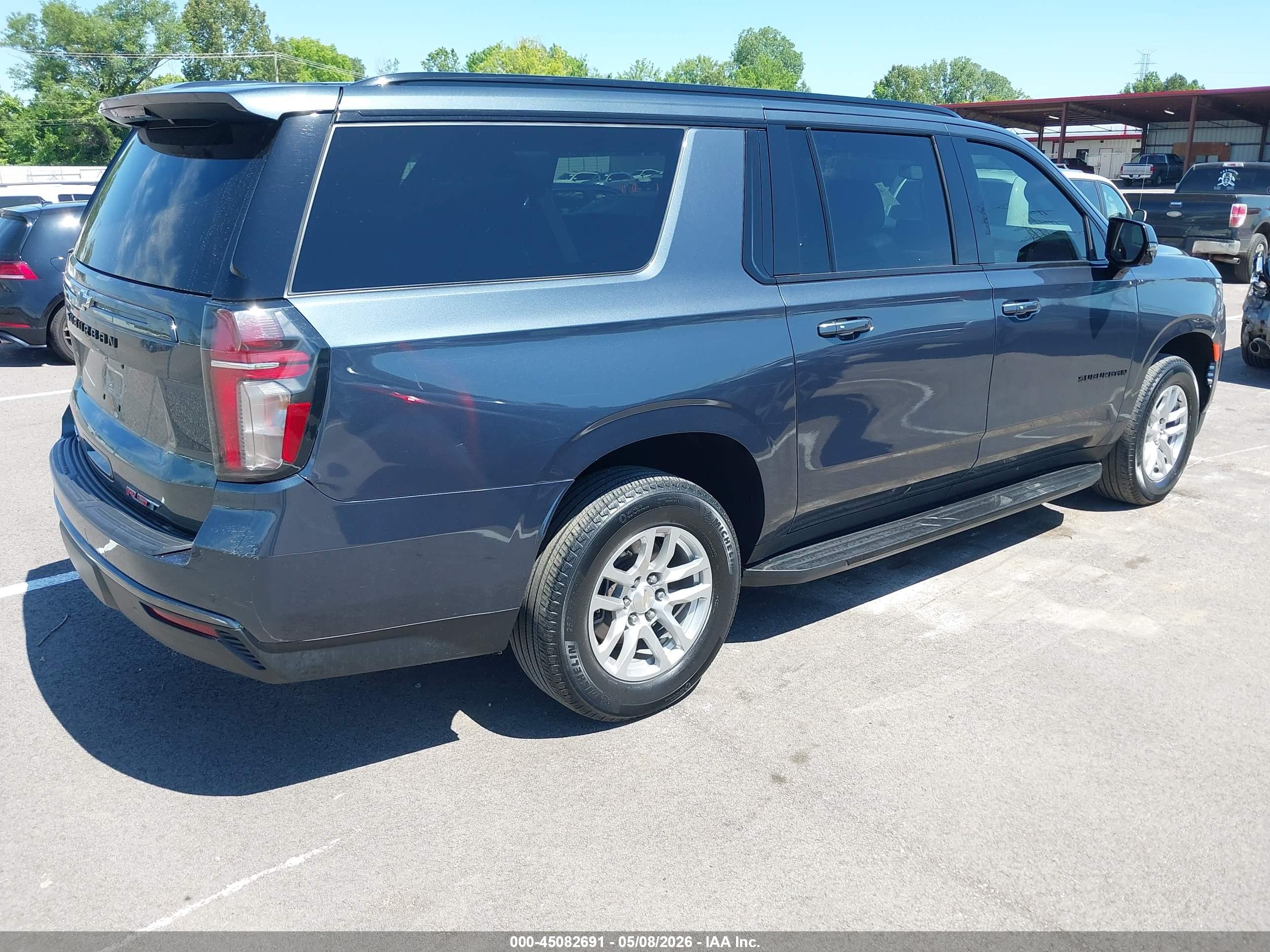 CHEVROLET SUBURBAN image 4
