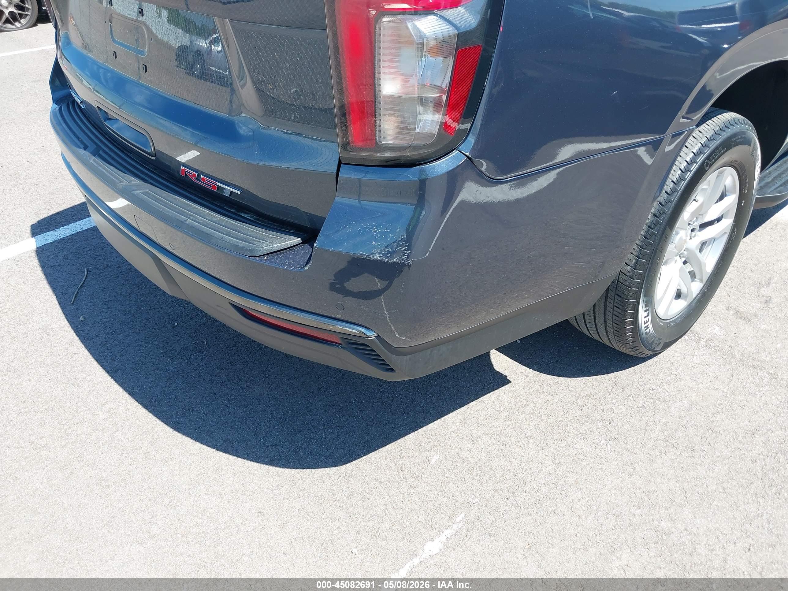 CHEVROLET SUBURBAN image 6