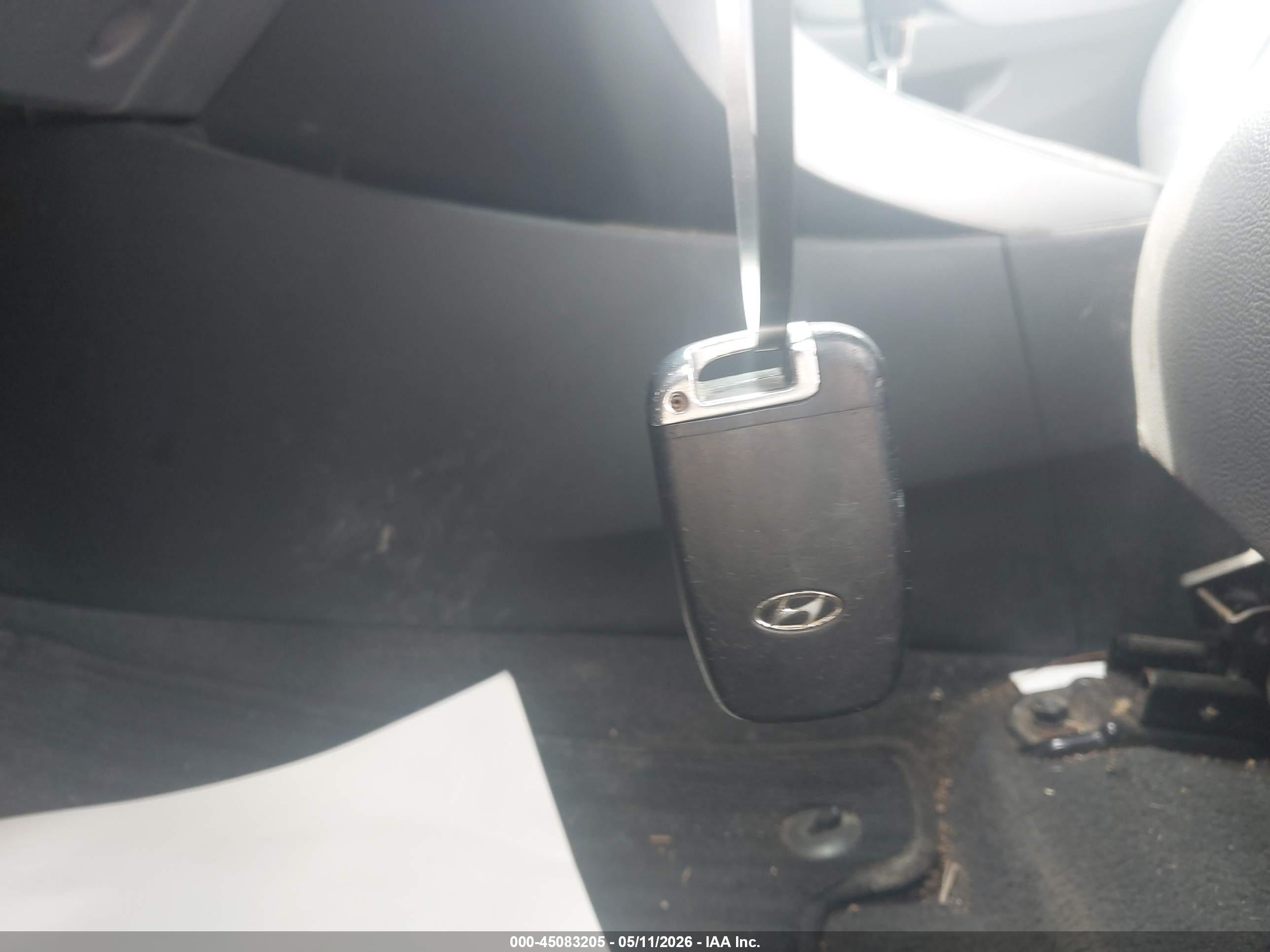 HYUNDAI ELANTRA image 11