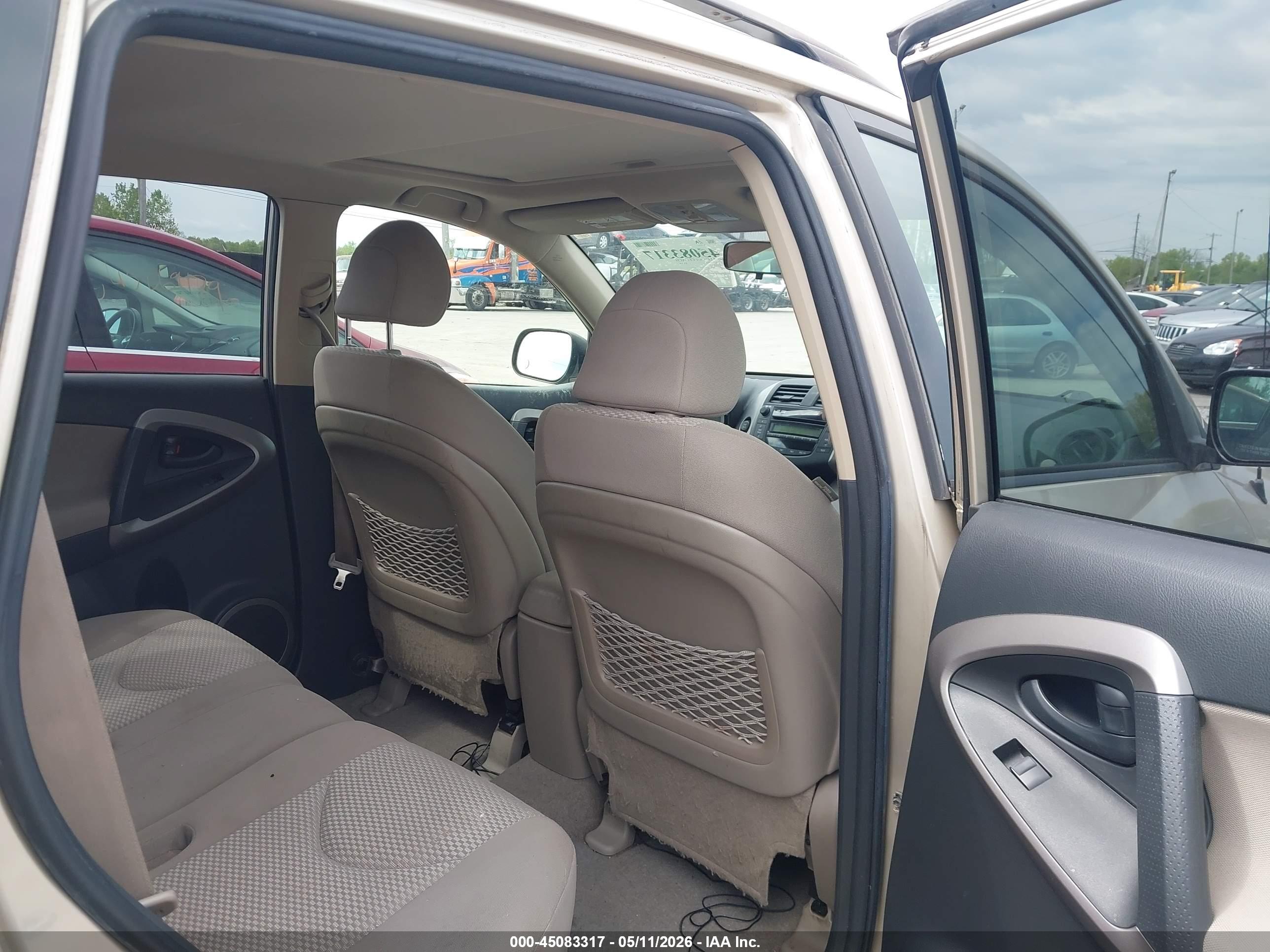 TOYOTA RAV4 image 8