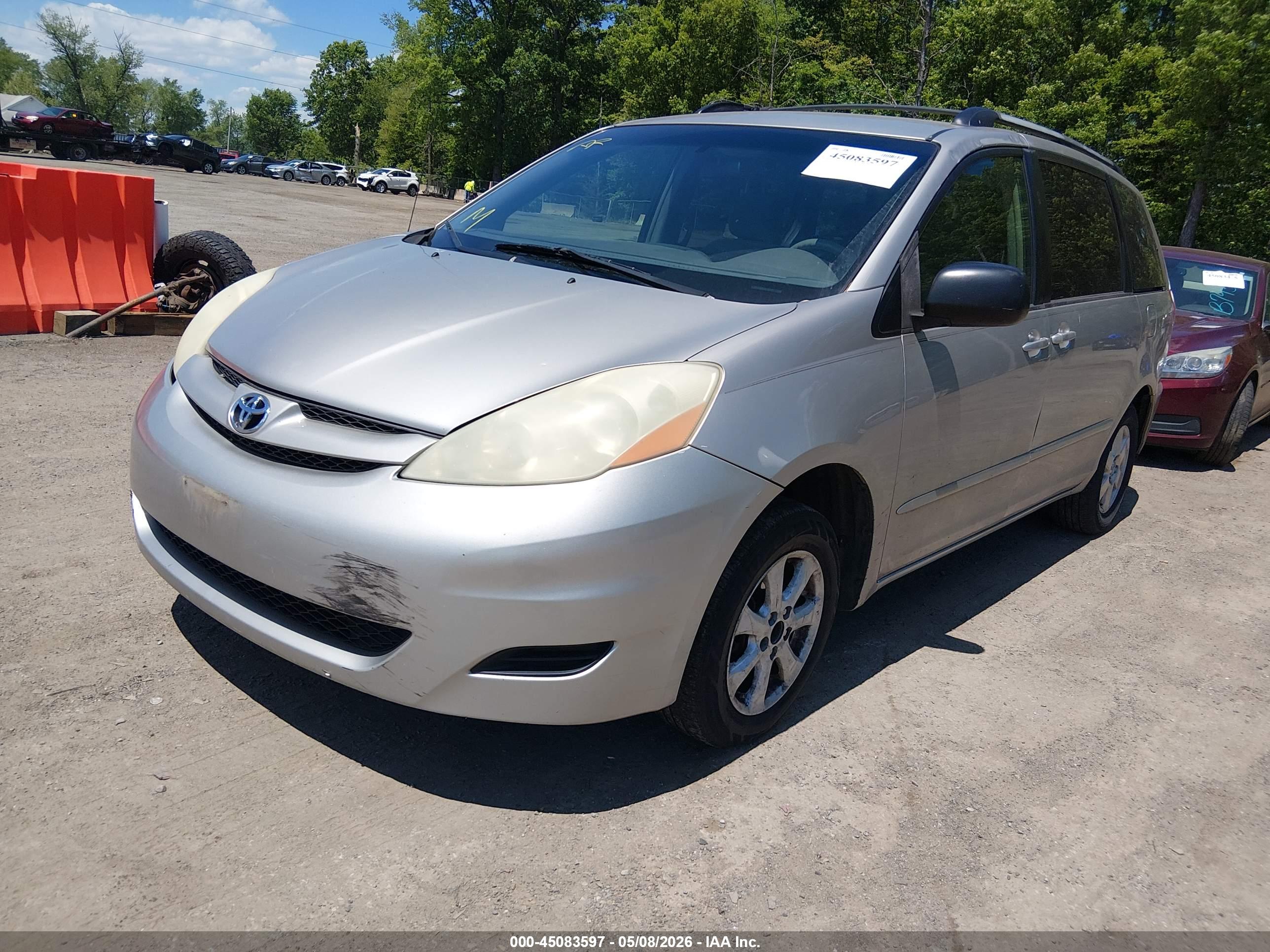 TOYOTA SIENNA image 2
