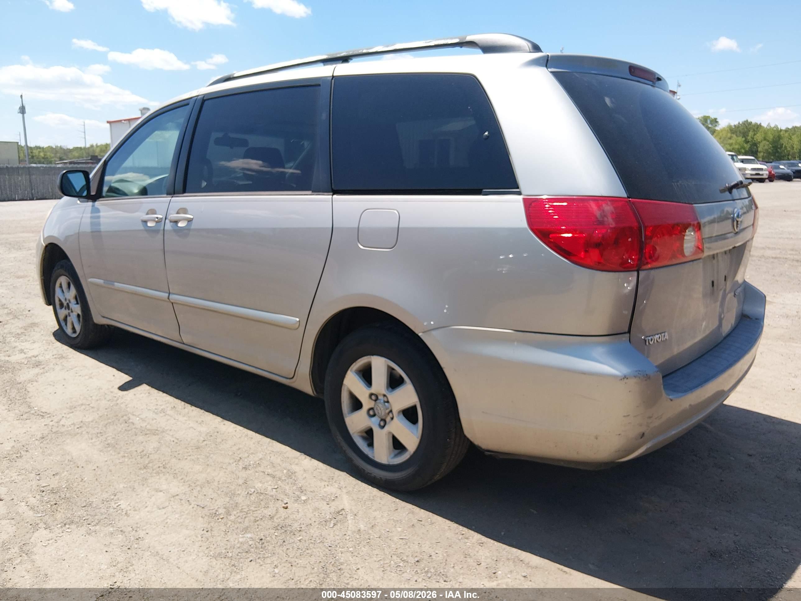 TOYOTA SIENNA image 3
