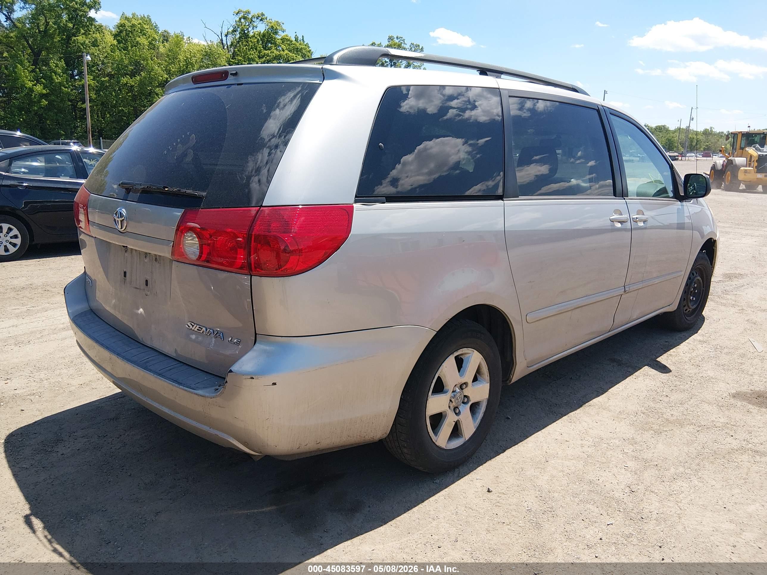 TOYOTA SIENNA image 4