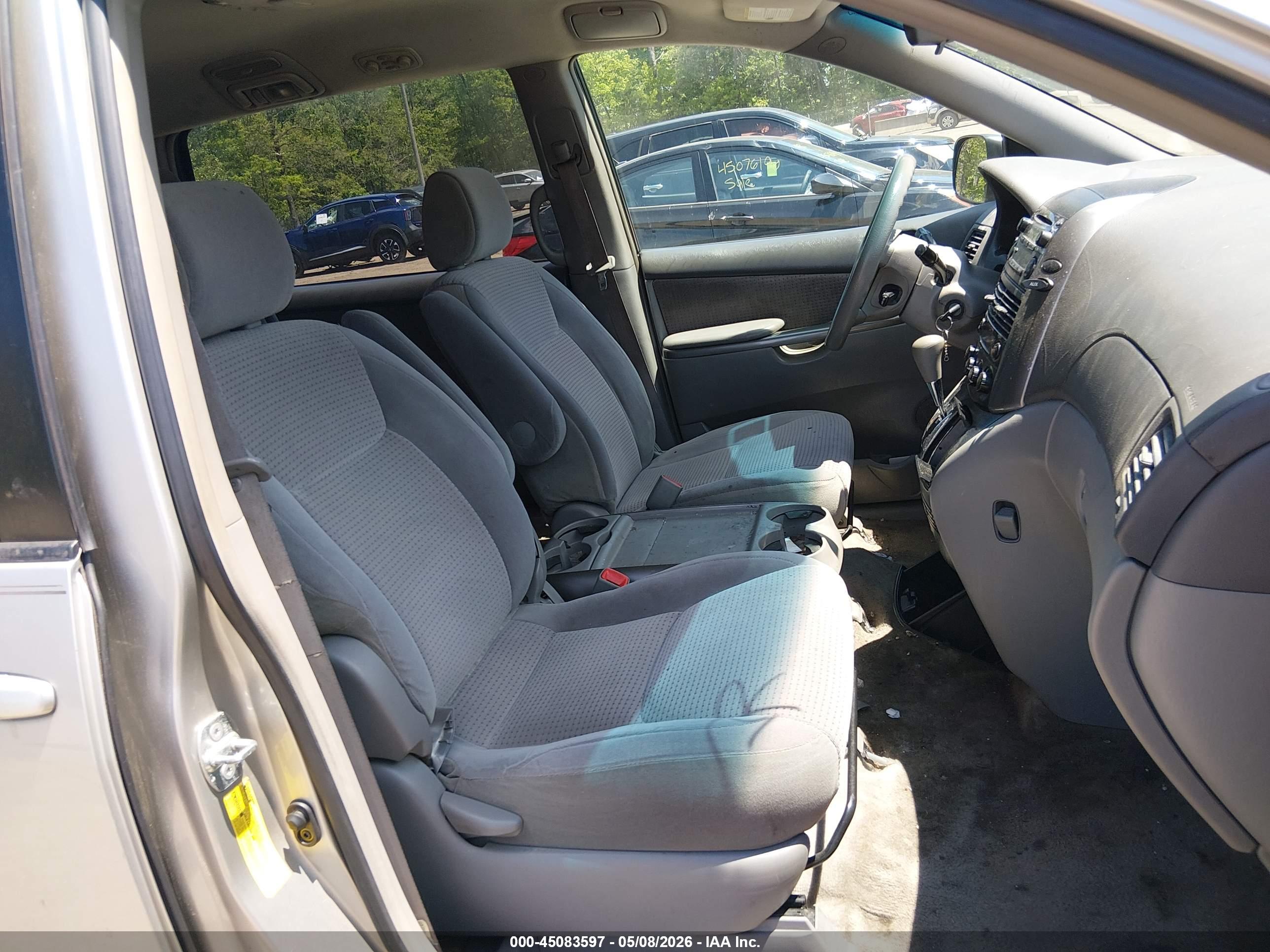 TOYOTA SIENNA image 5