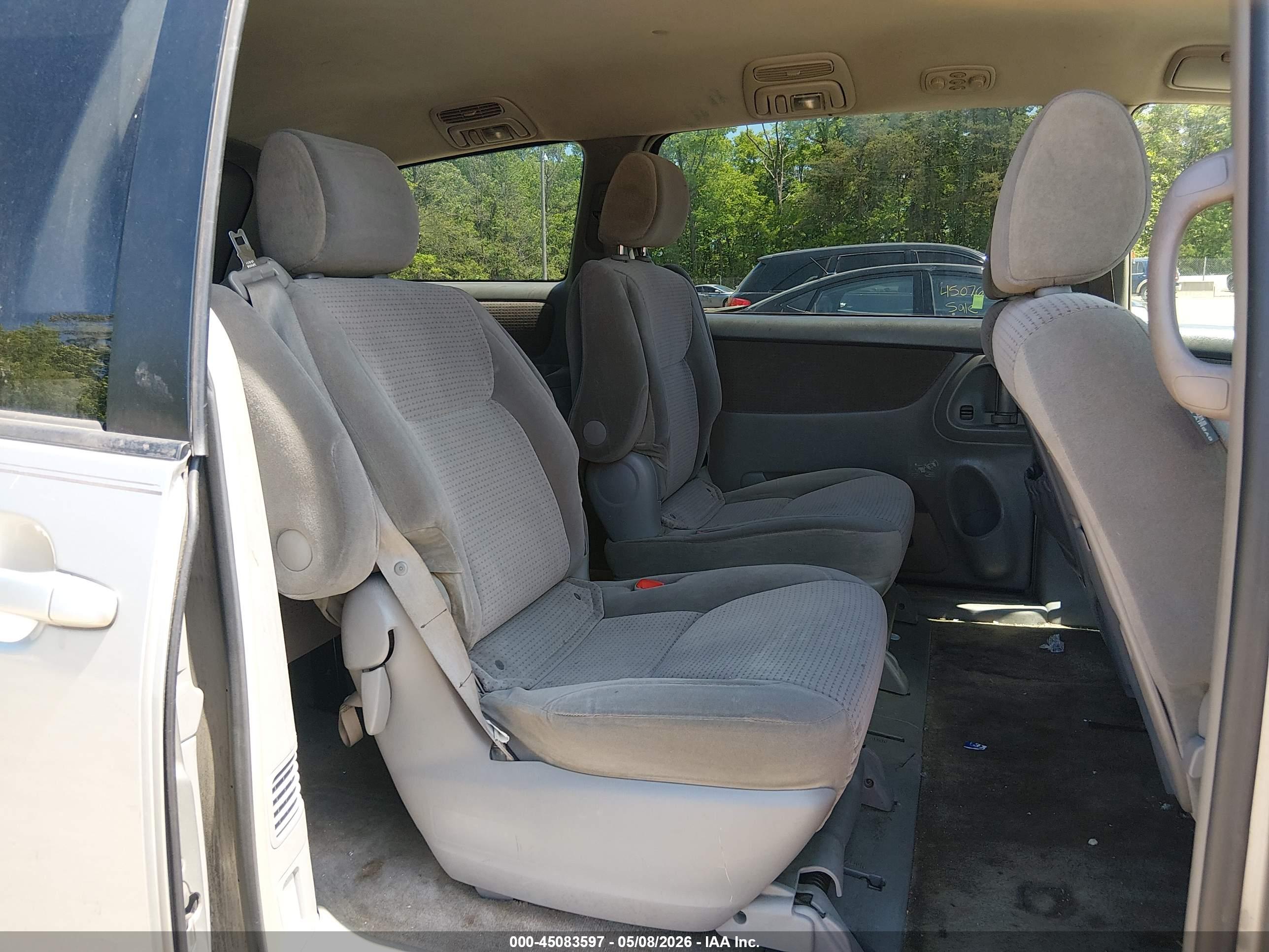 TOYOTA SIENNA image 8