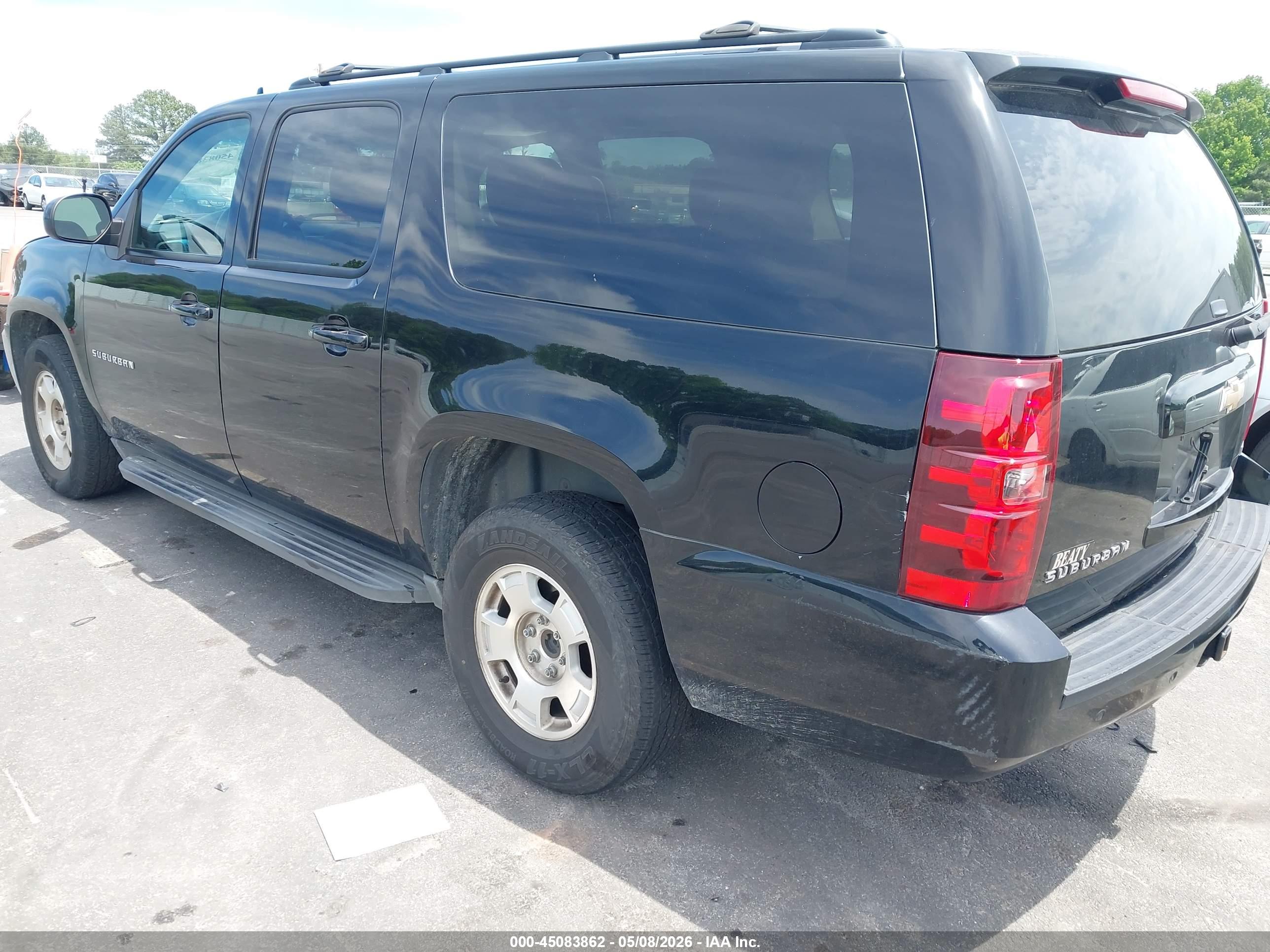 CHEVROLET SUBURBAN image 3
