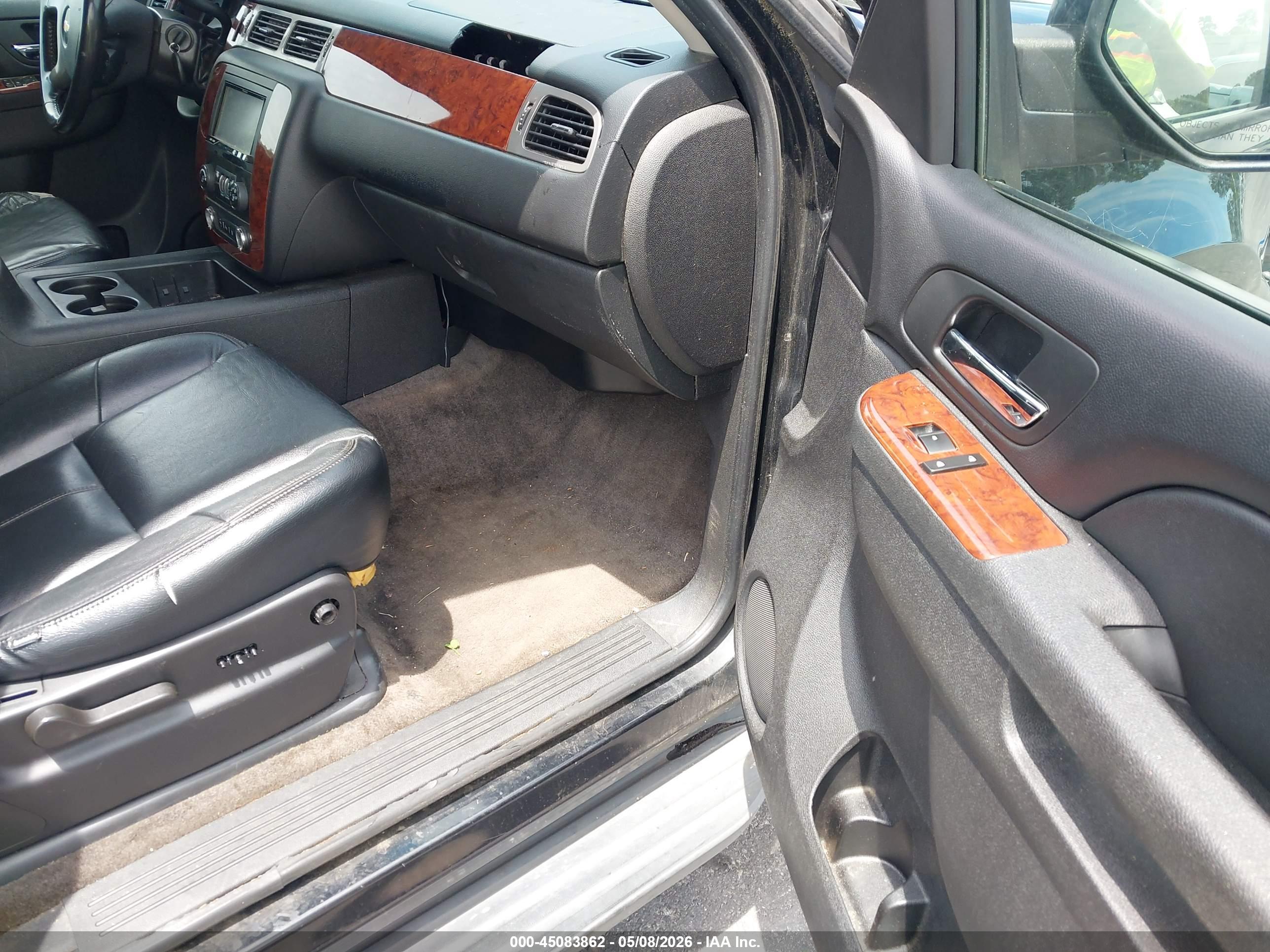 CHEVROLET SUBURBAN image 5