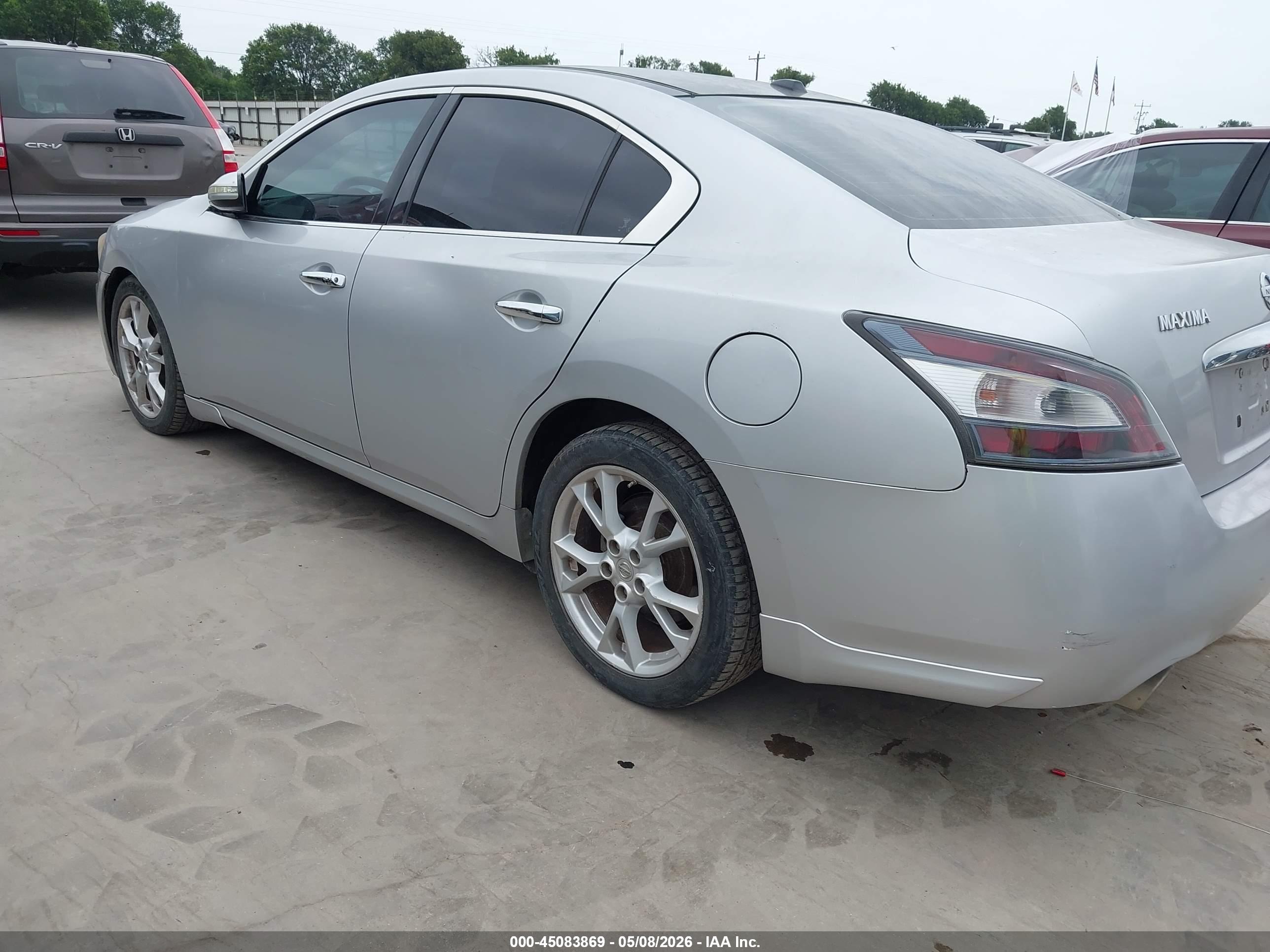 NISSAN MAXIMA image 3