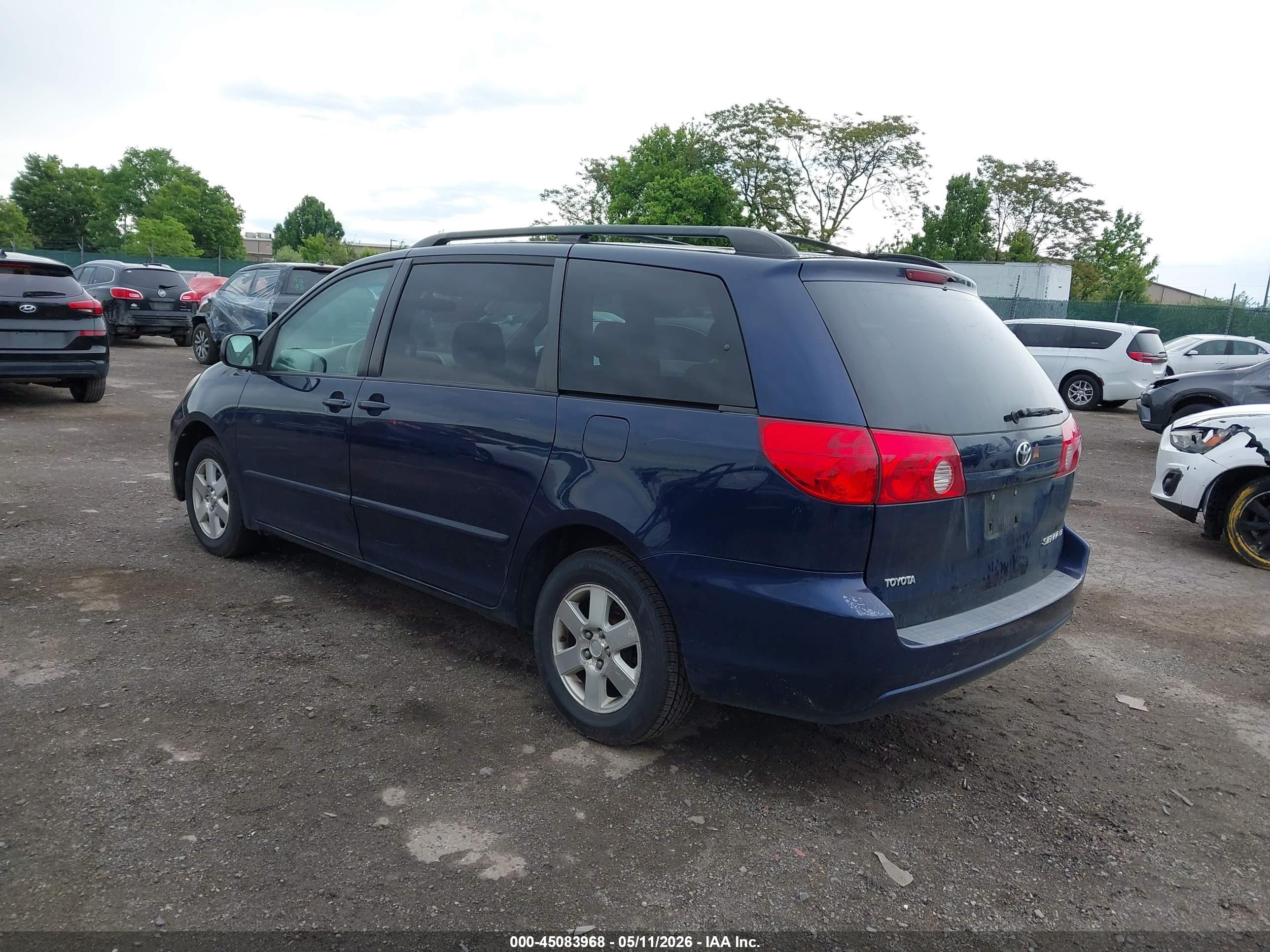 TOYOTA SIENNA image 3