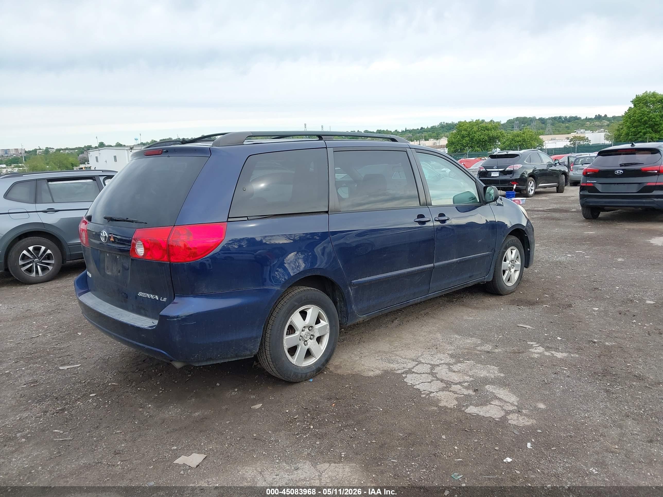 TOYOTA SIENNA image 4