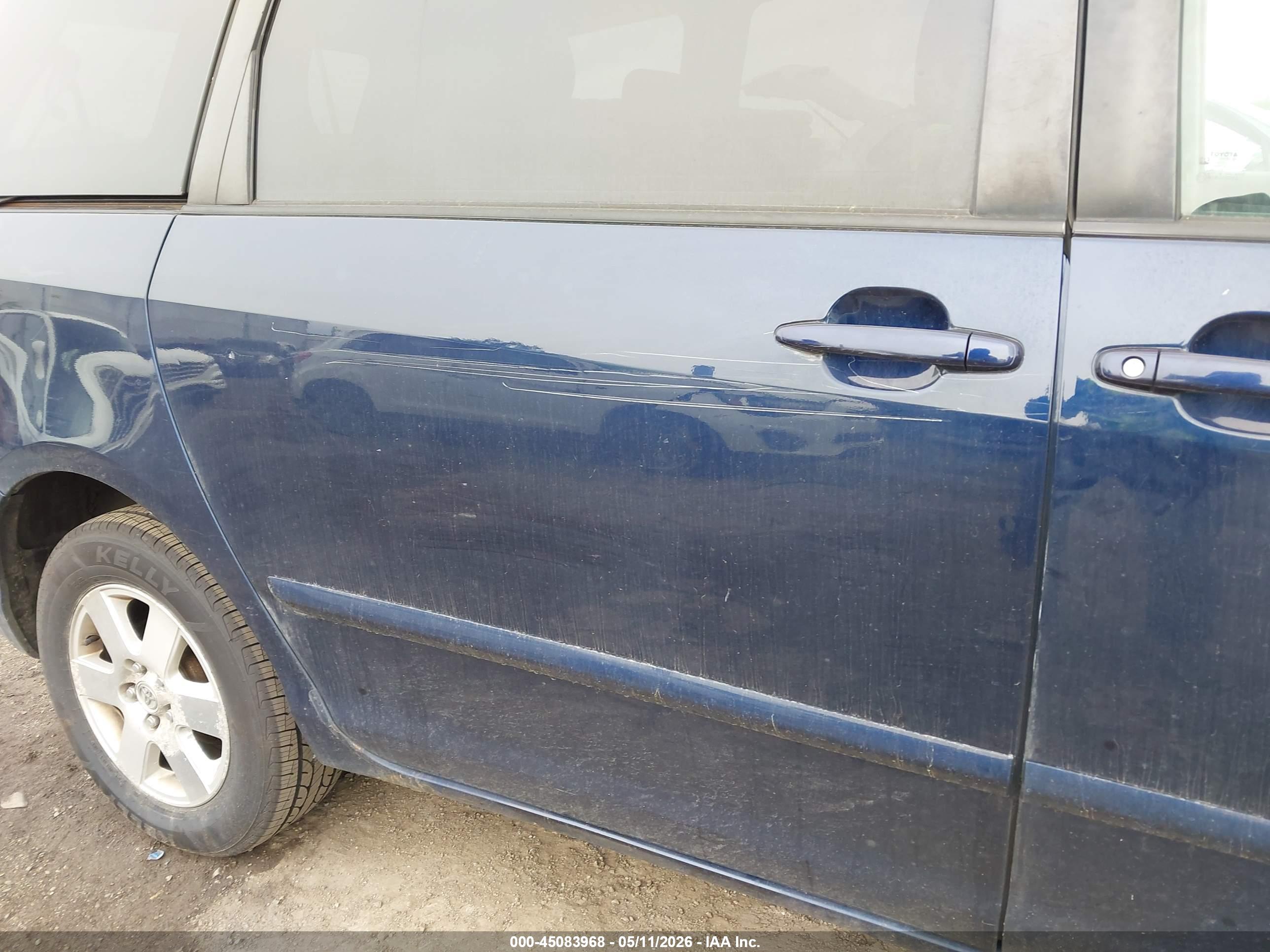 TOYOTA SIENNA image 6