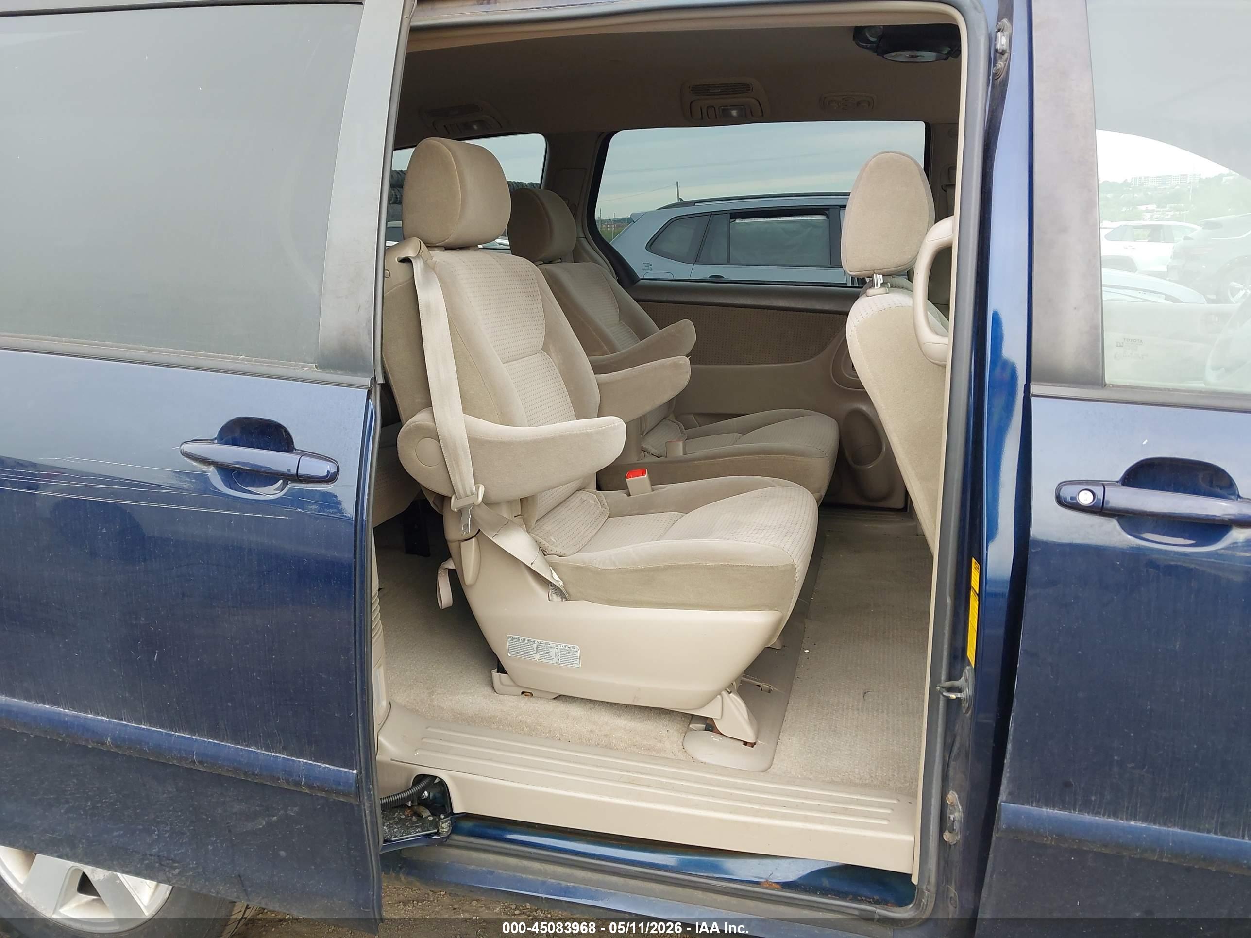 TOYOTA SIENNA image 8