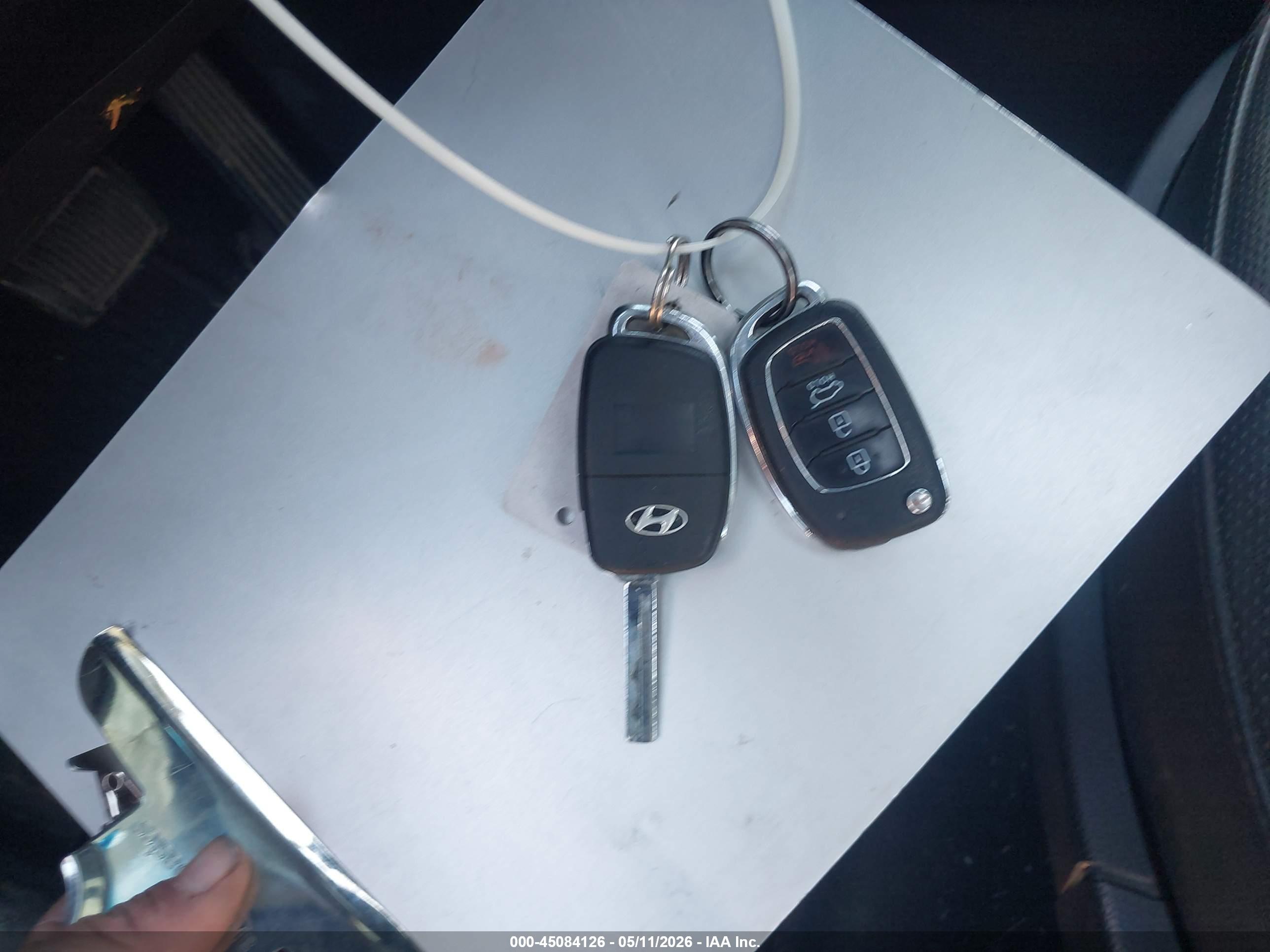 HYUNDAI SANTA image 11