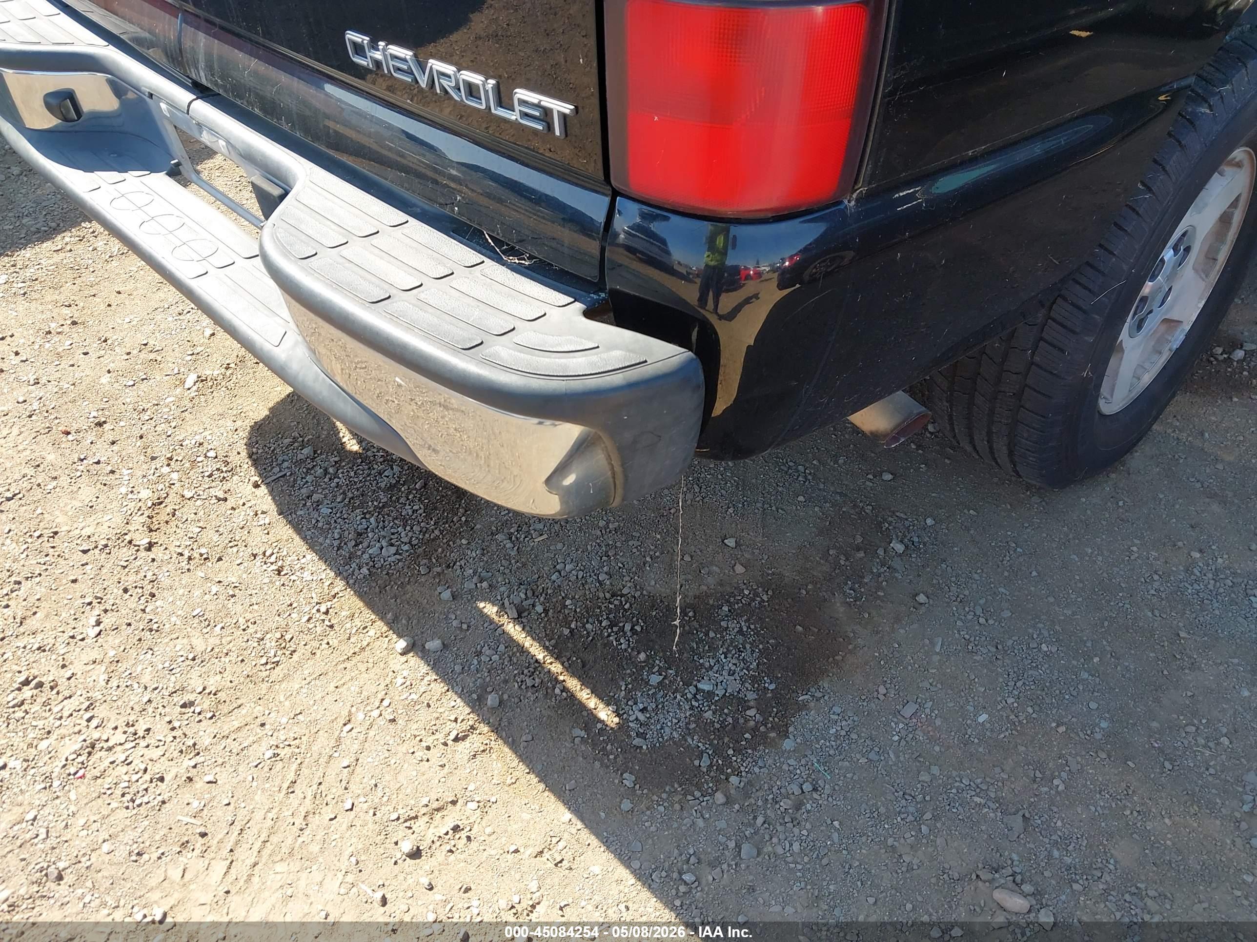 CHEVROLET SUBURBAN image 6