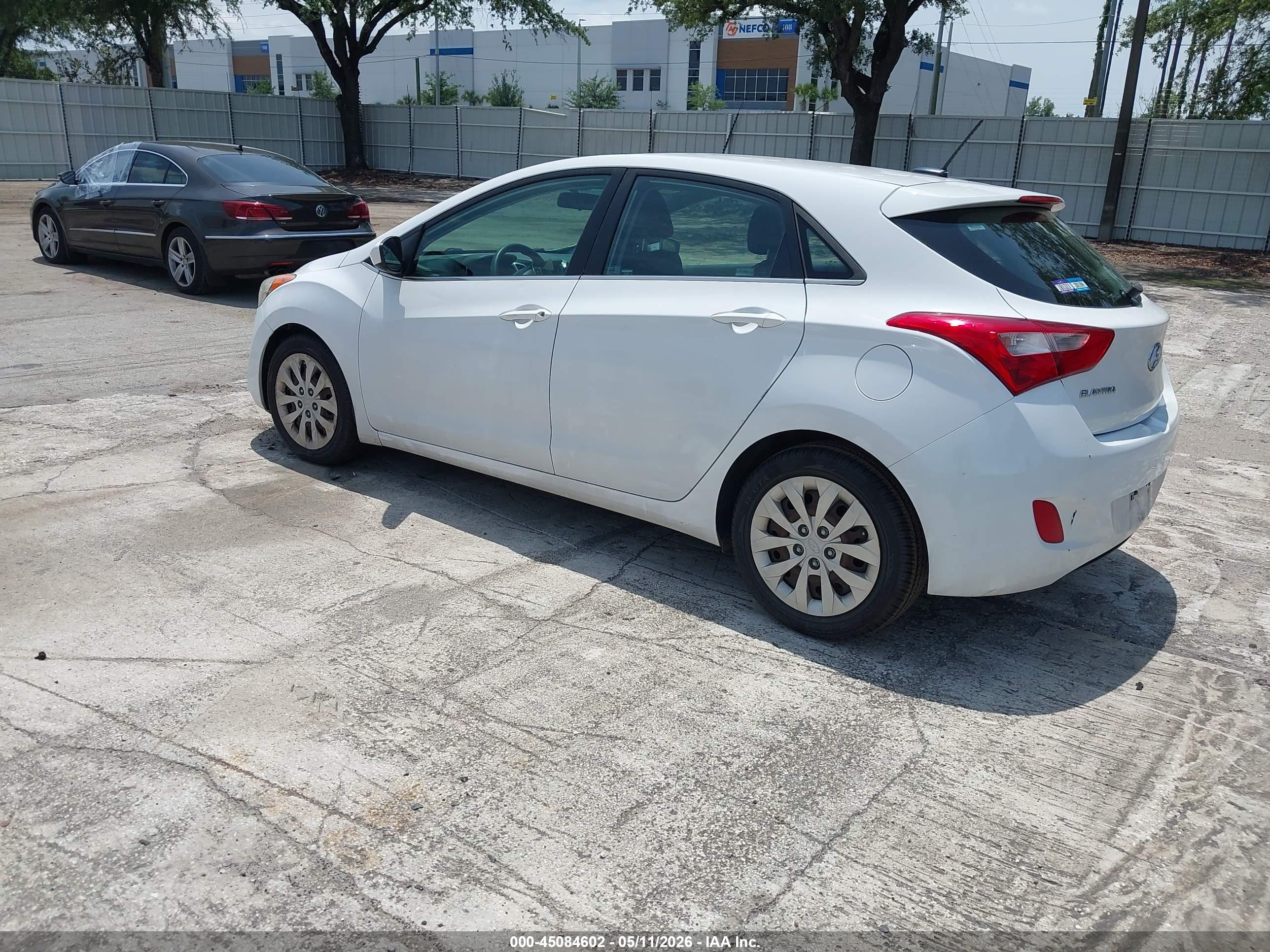 HYUNDAI ELANTRA image 3
