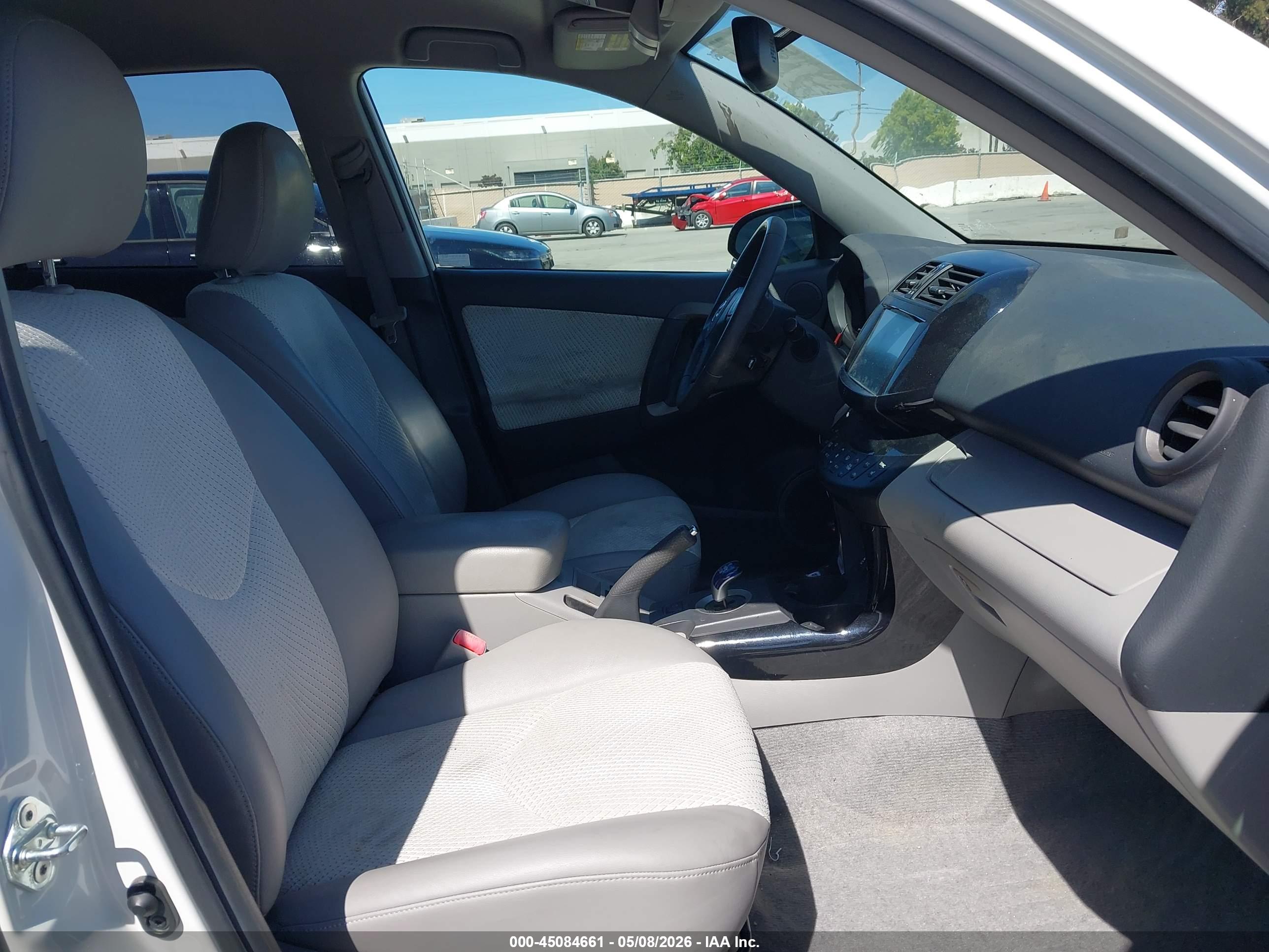 TOYOTA RAV4 image 5