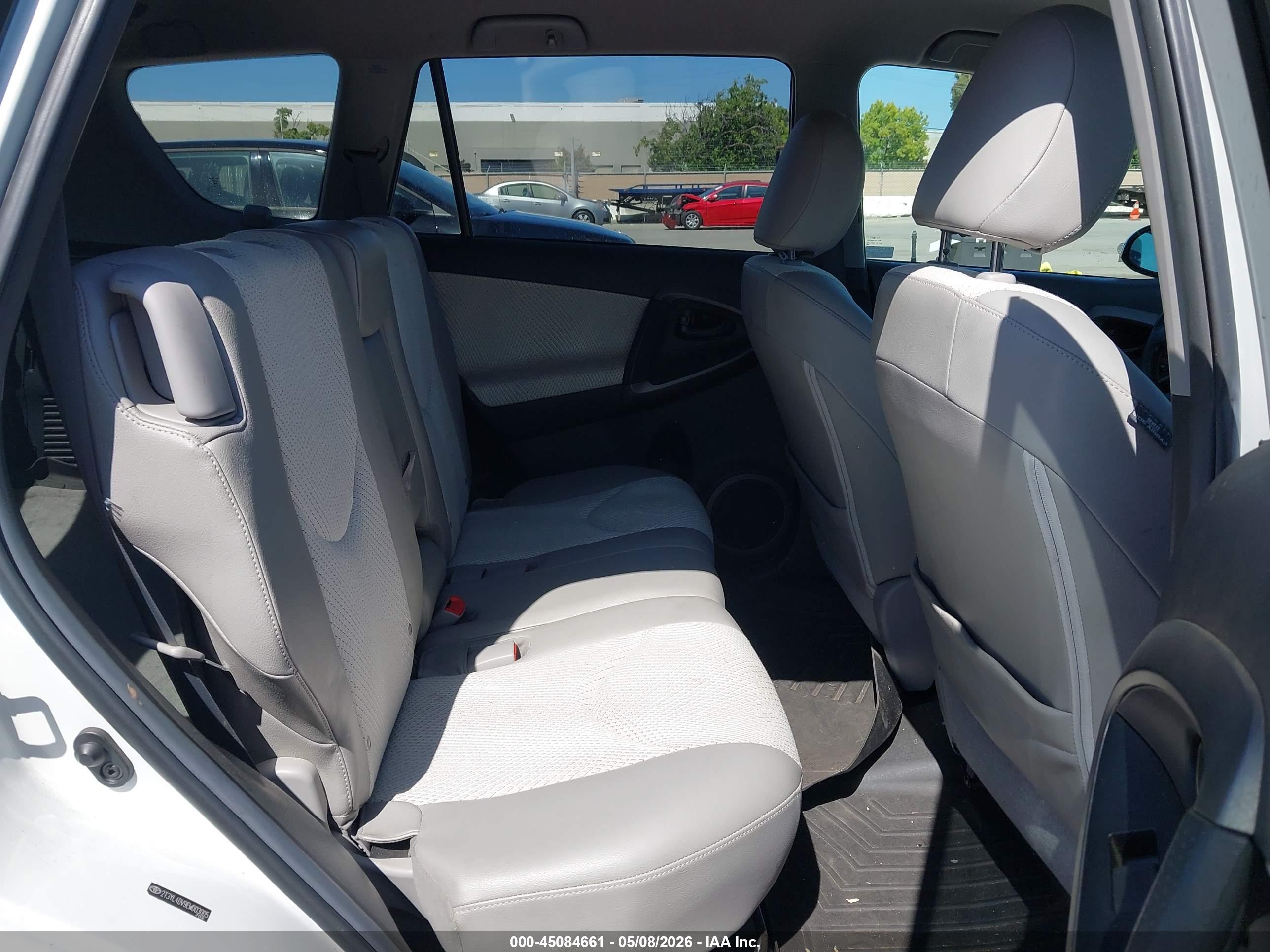 TOYOTA RAV4 image 8