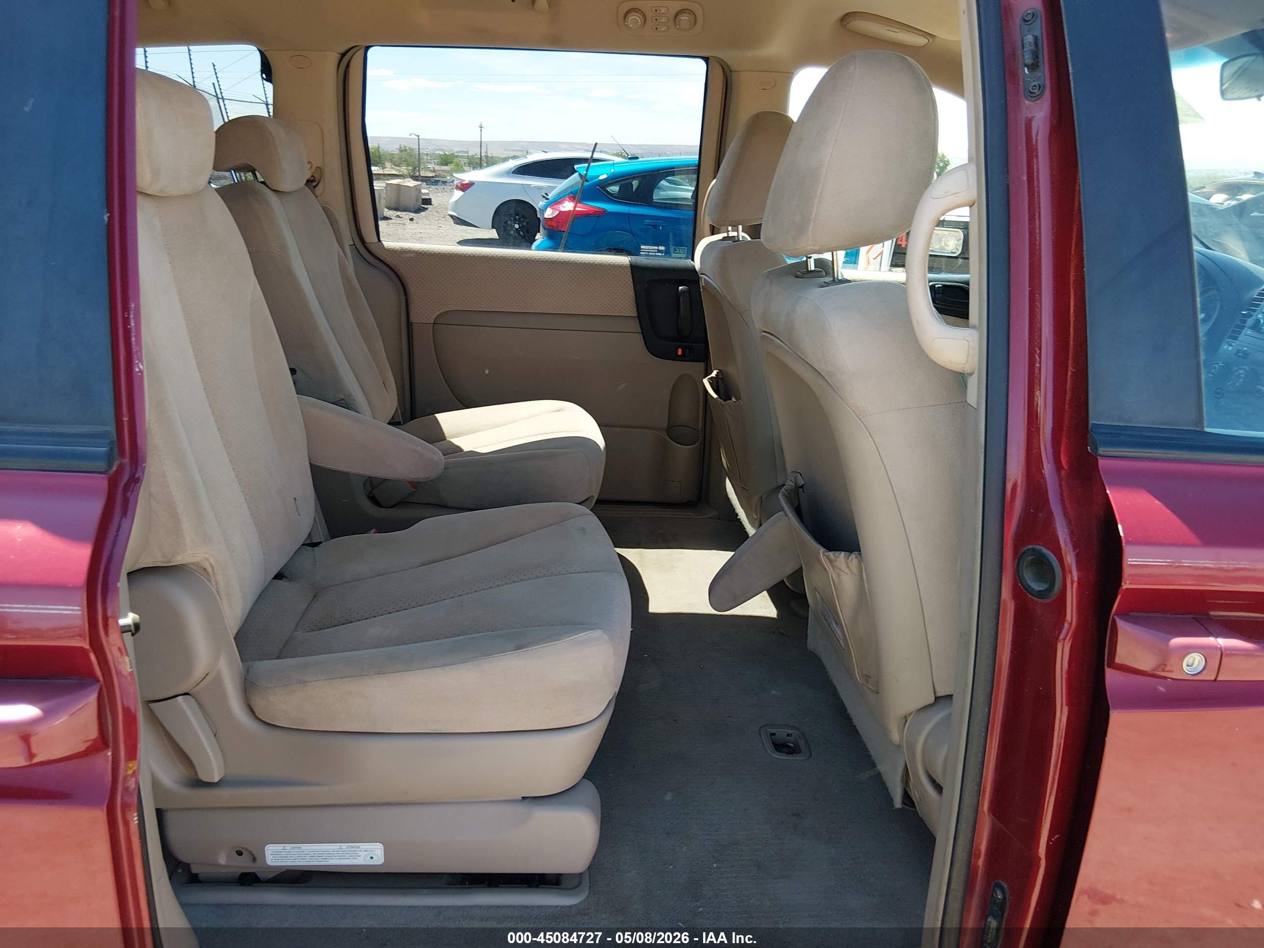 HYUNDAI ENTOURAGE image 8
