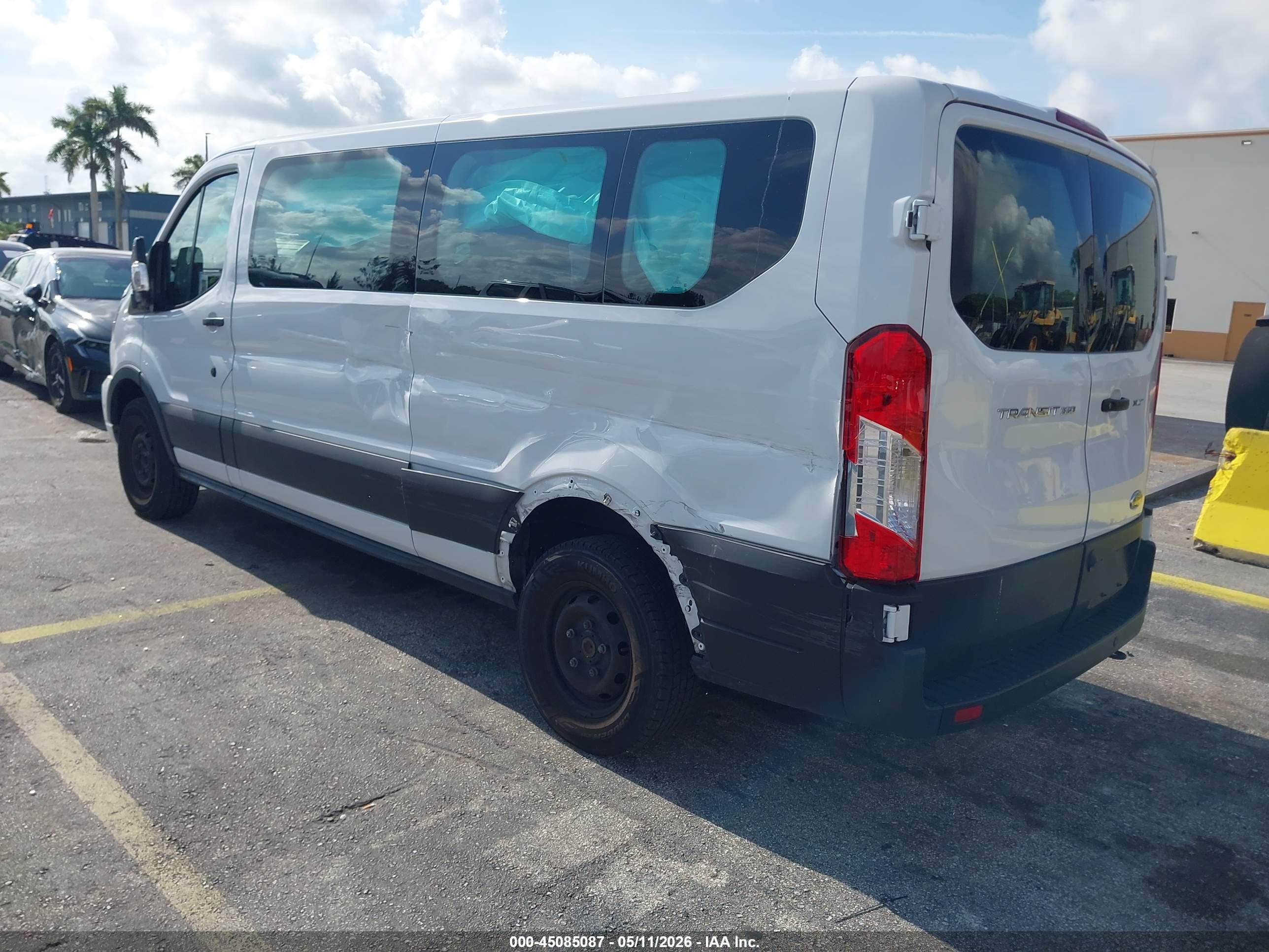 FORD TRANSIT-350 image 3