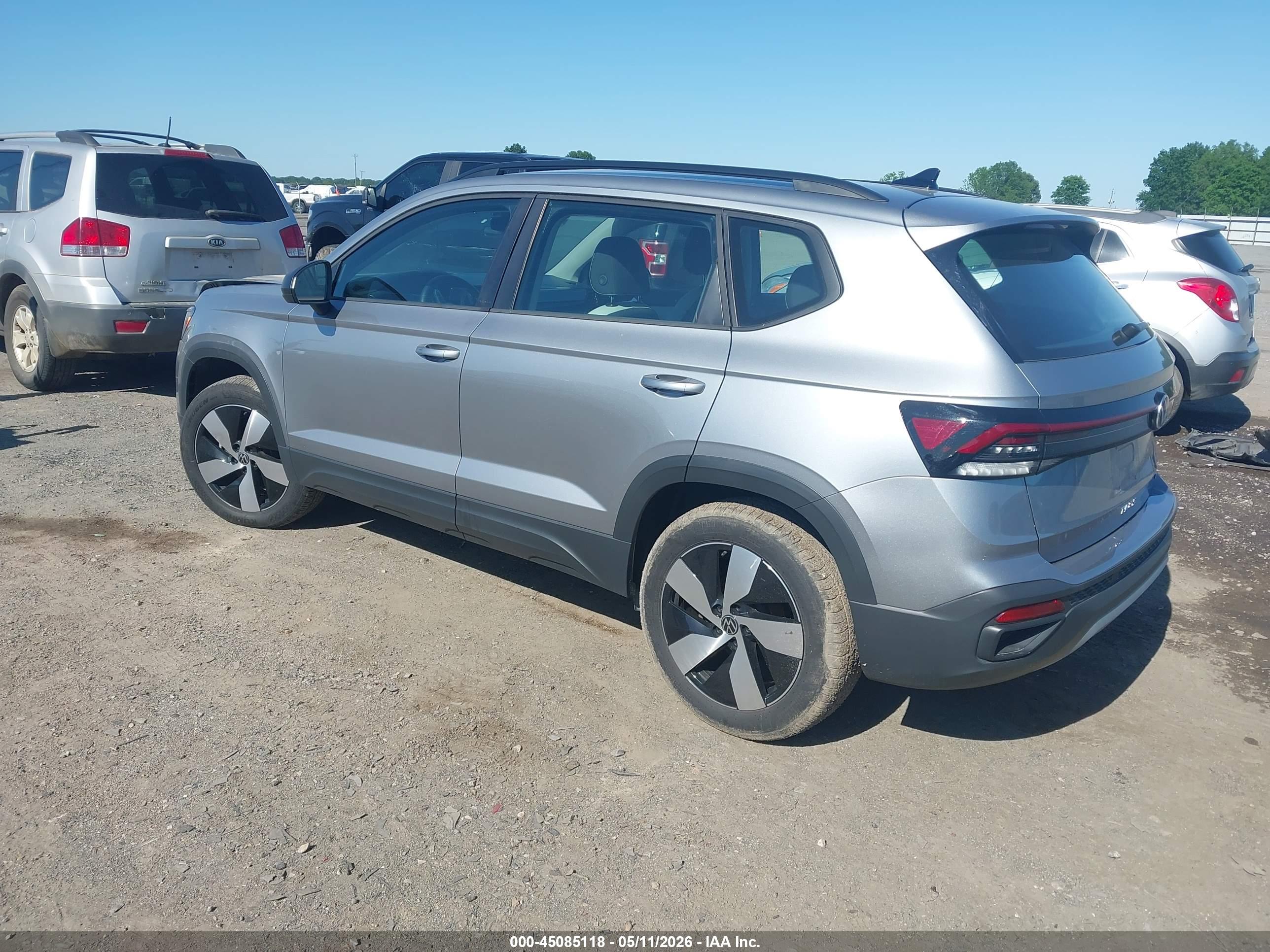 VOLKSWAGEN TAOS image 3