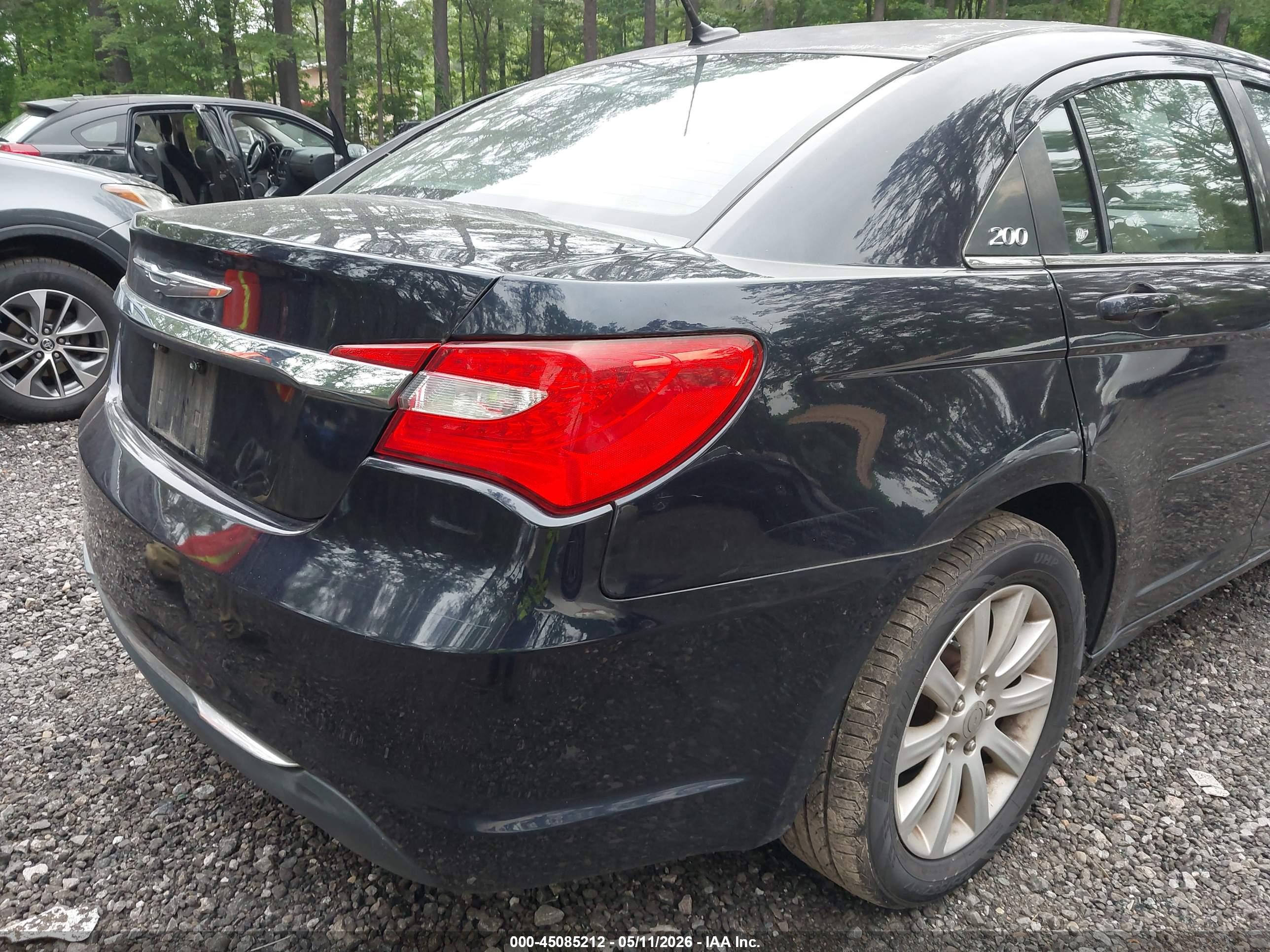 CHRYSLER 200 image 6
