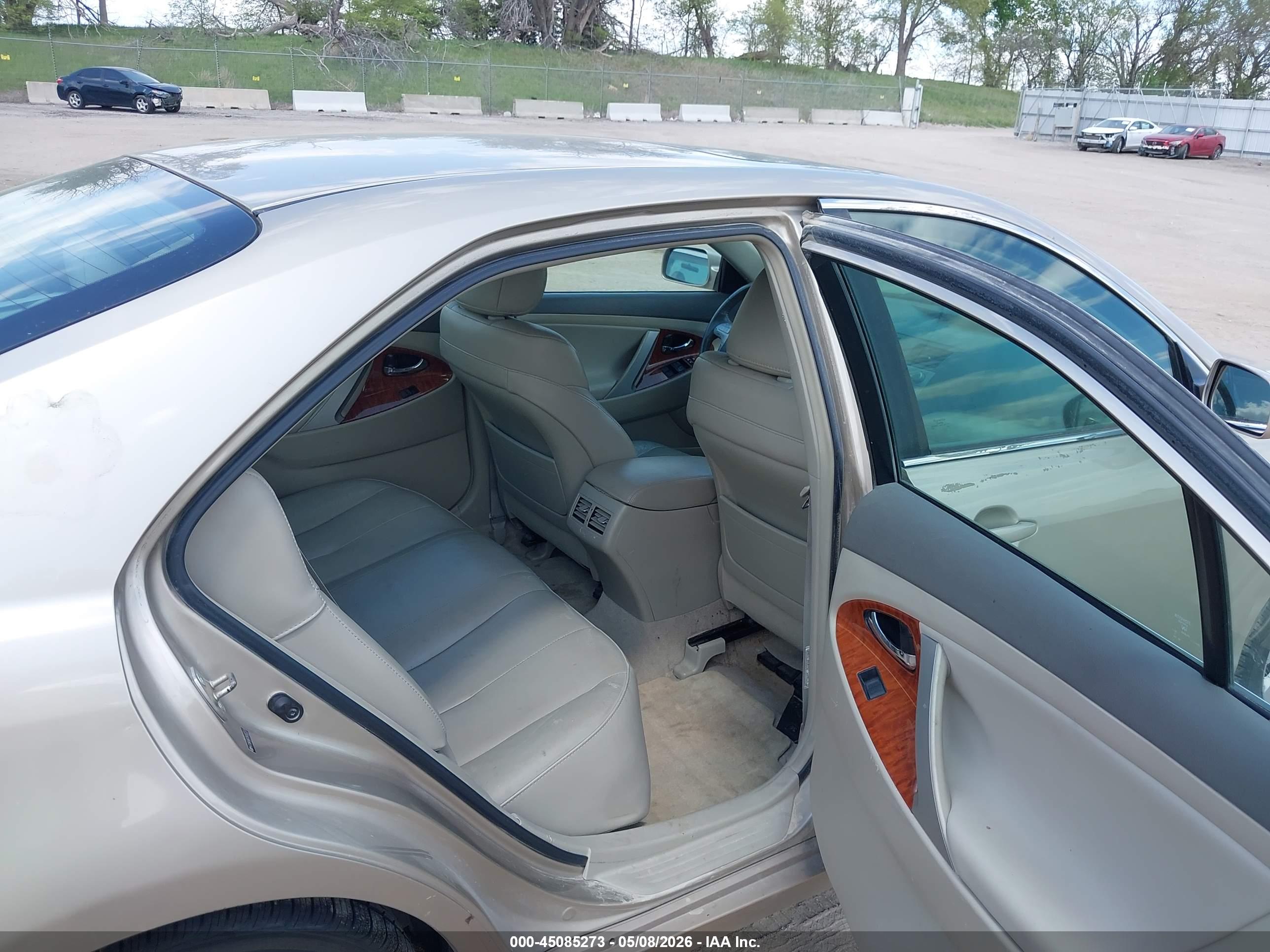 TOYOTA CAMRY image 8