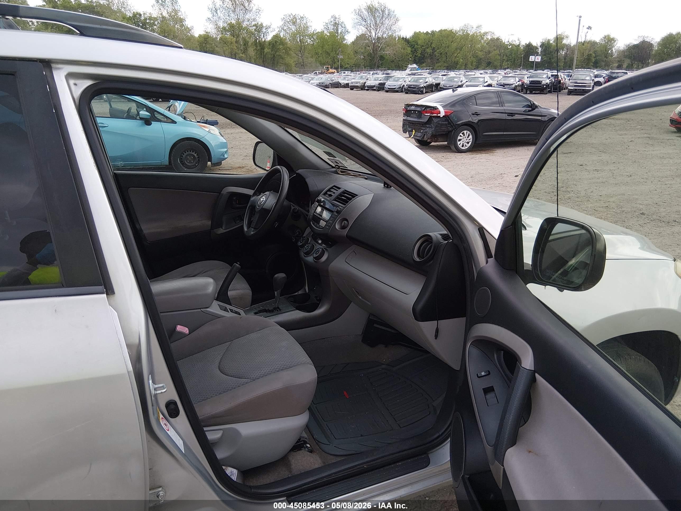 TOYOTA RAV4 image 5