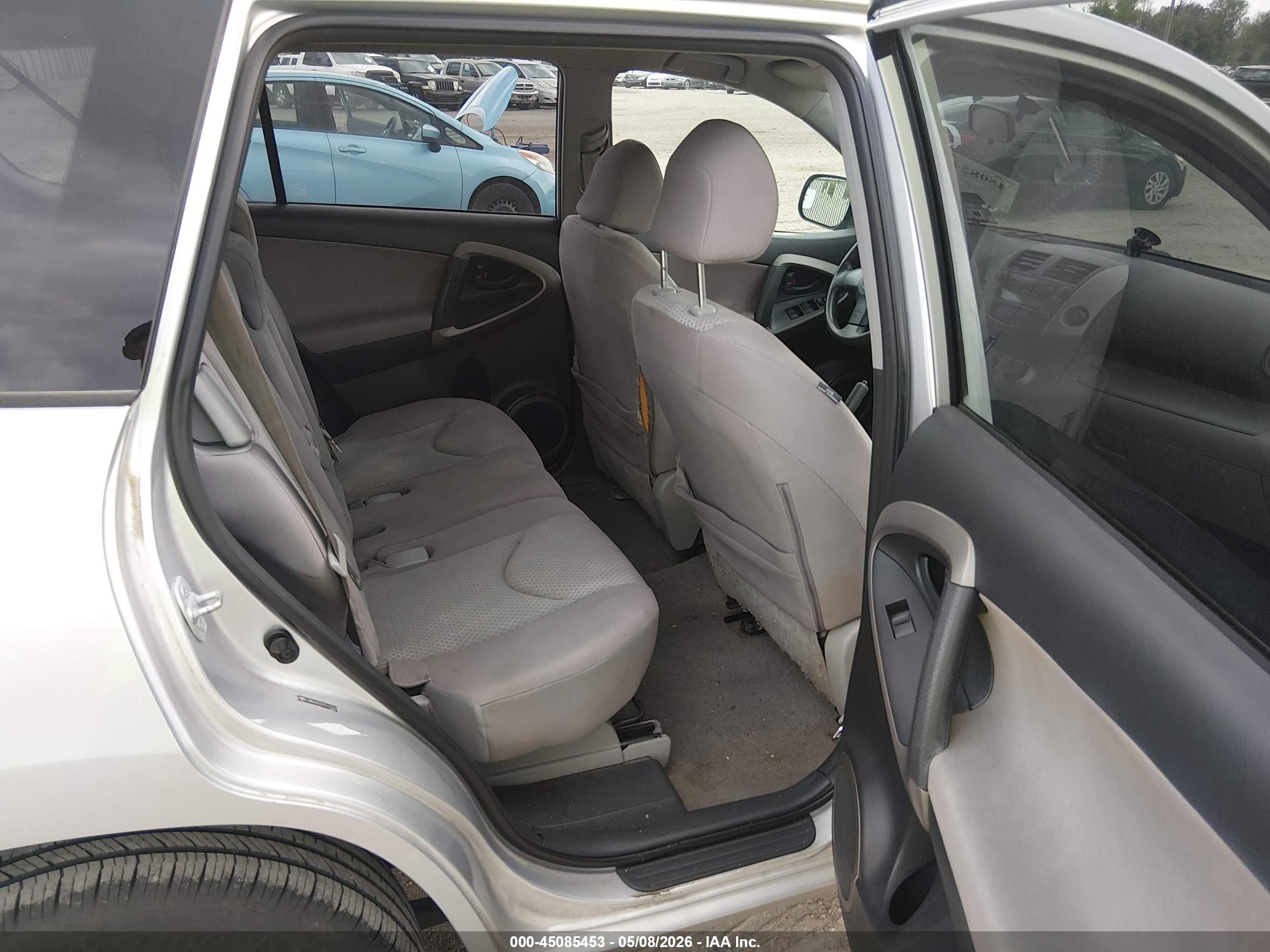 TOYOTA RAV4 image 8